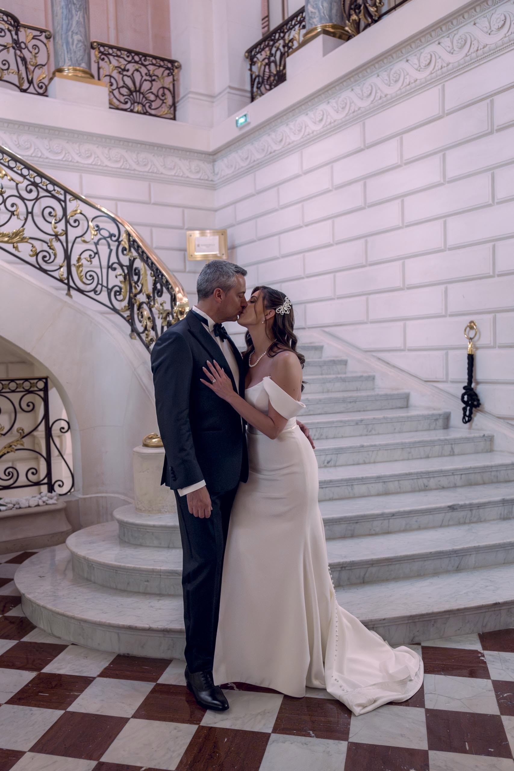 Bride groom kiss marble staircase Rome - weddings photography in Rome by Finzi