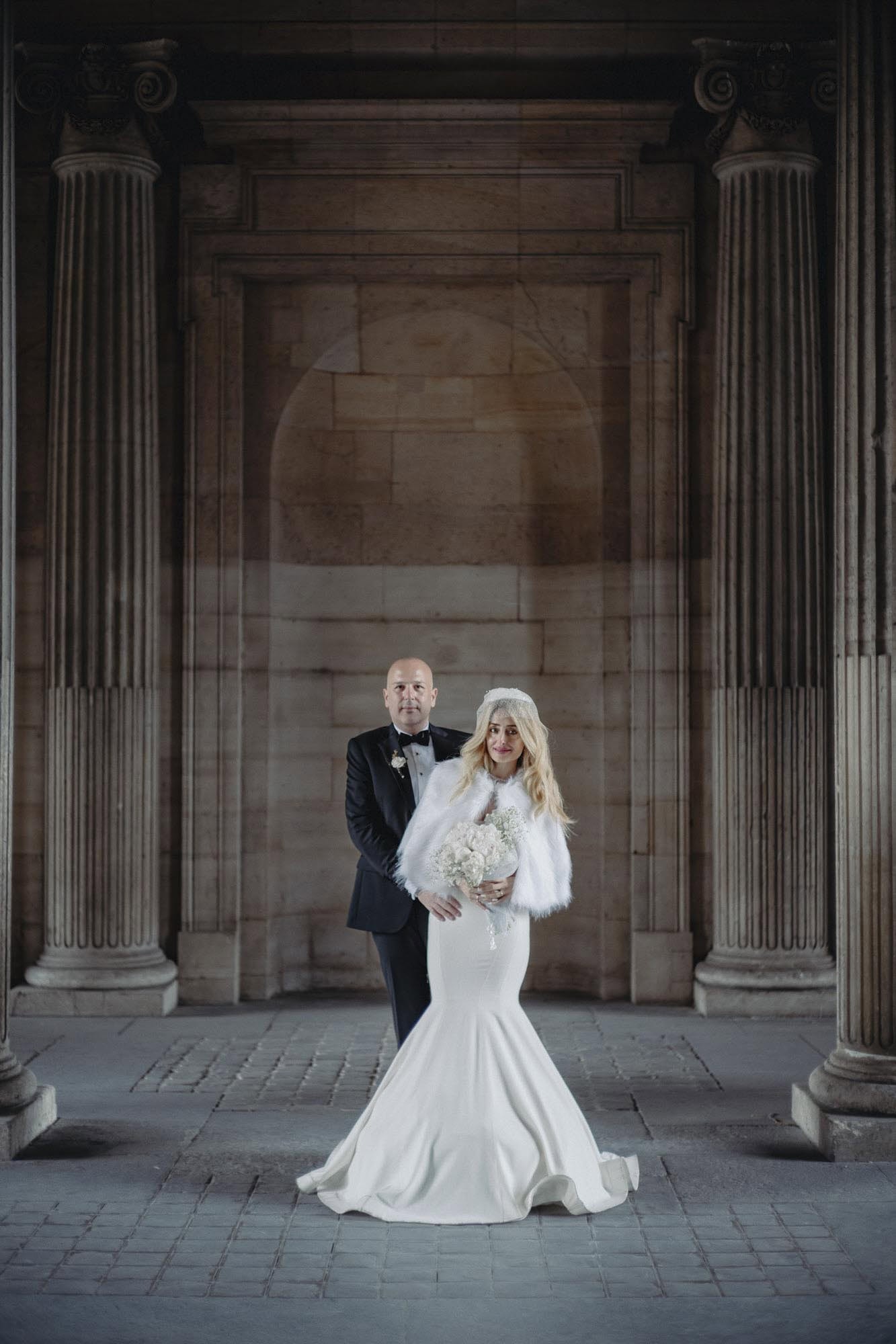 Bride groom portrait columns Rome - weddings photography in Rome by Finzi