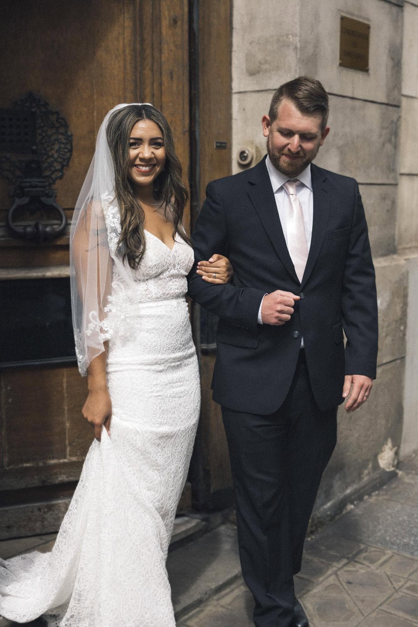 Bride groom portrait wooden door Rome - weddings photography in Rome by Finzi