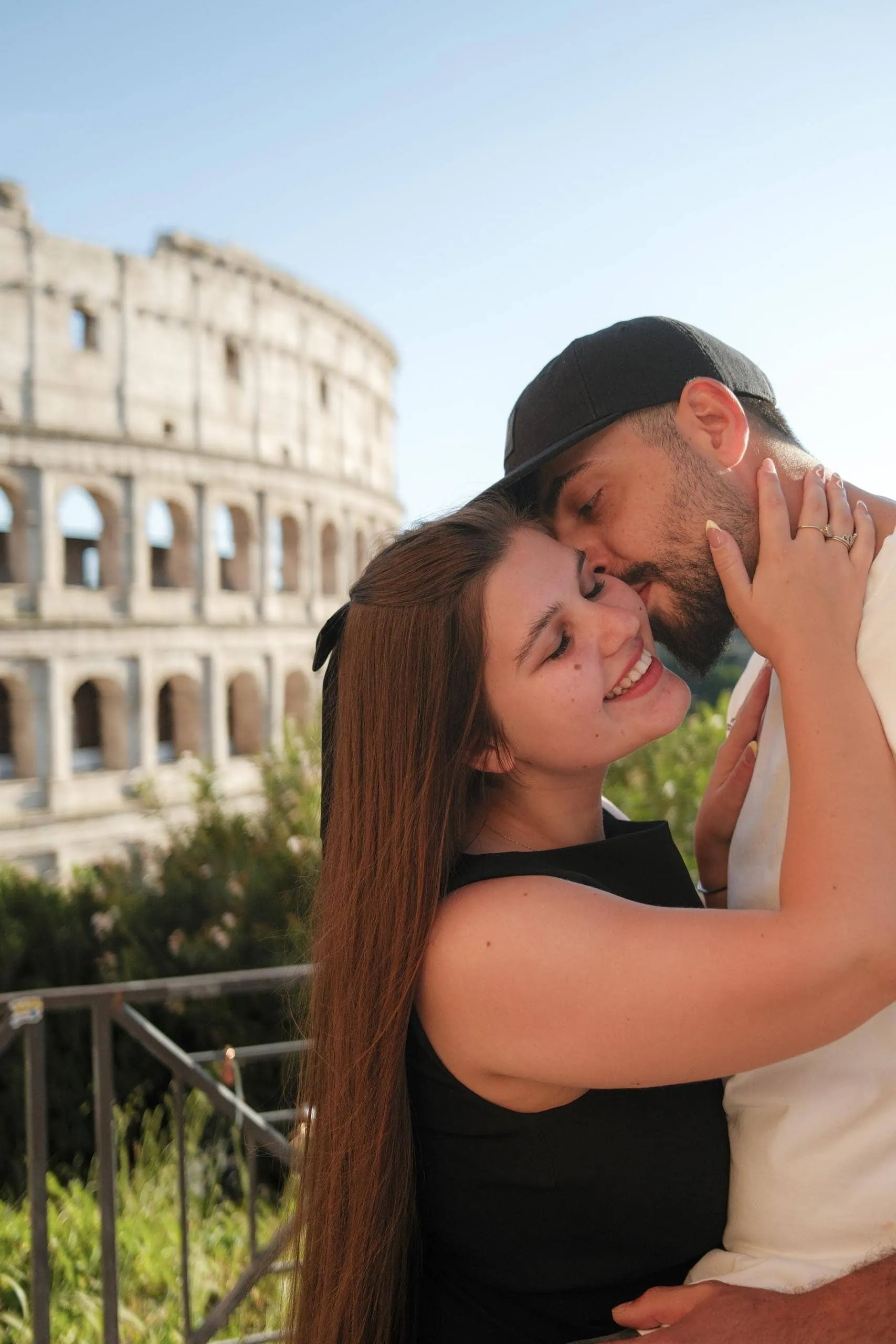 Couple close embrace colosseum - Rome by Finzi