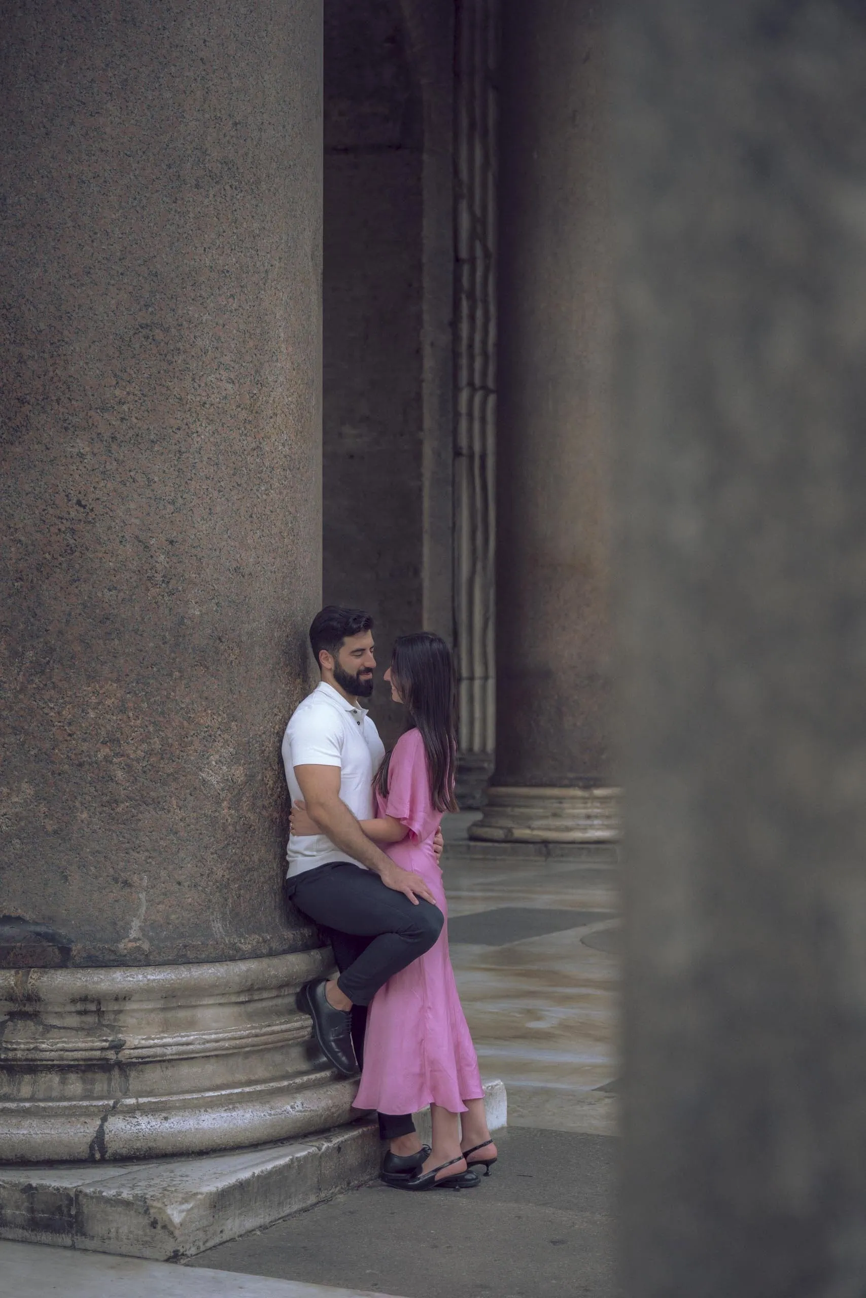 Couple close pantheon column - Rome by Finzi