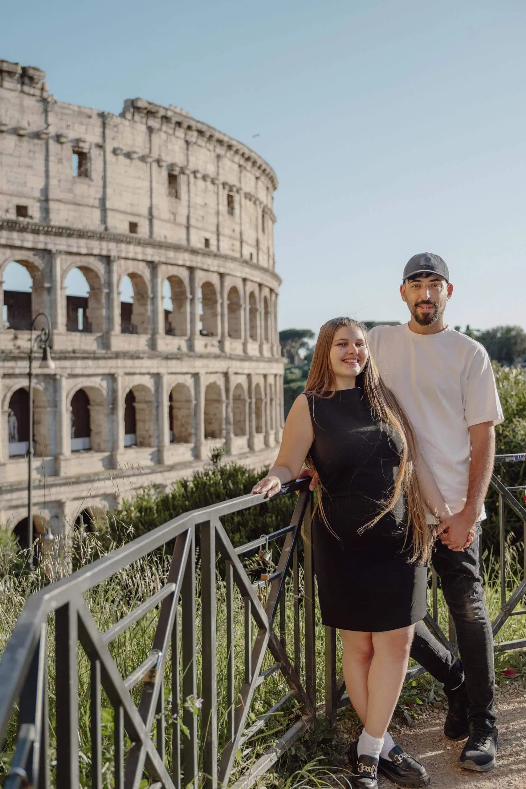 Couple colosseum railing - Rome by Finzi