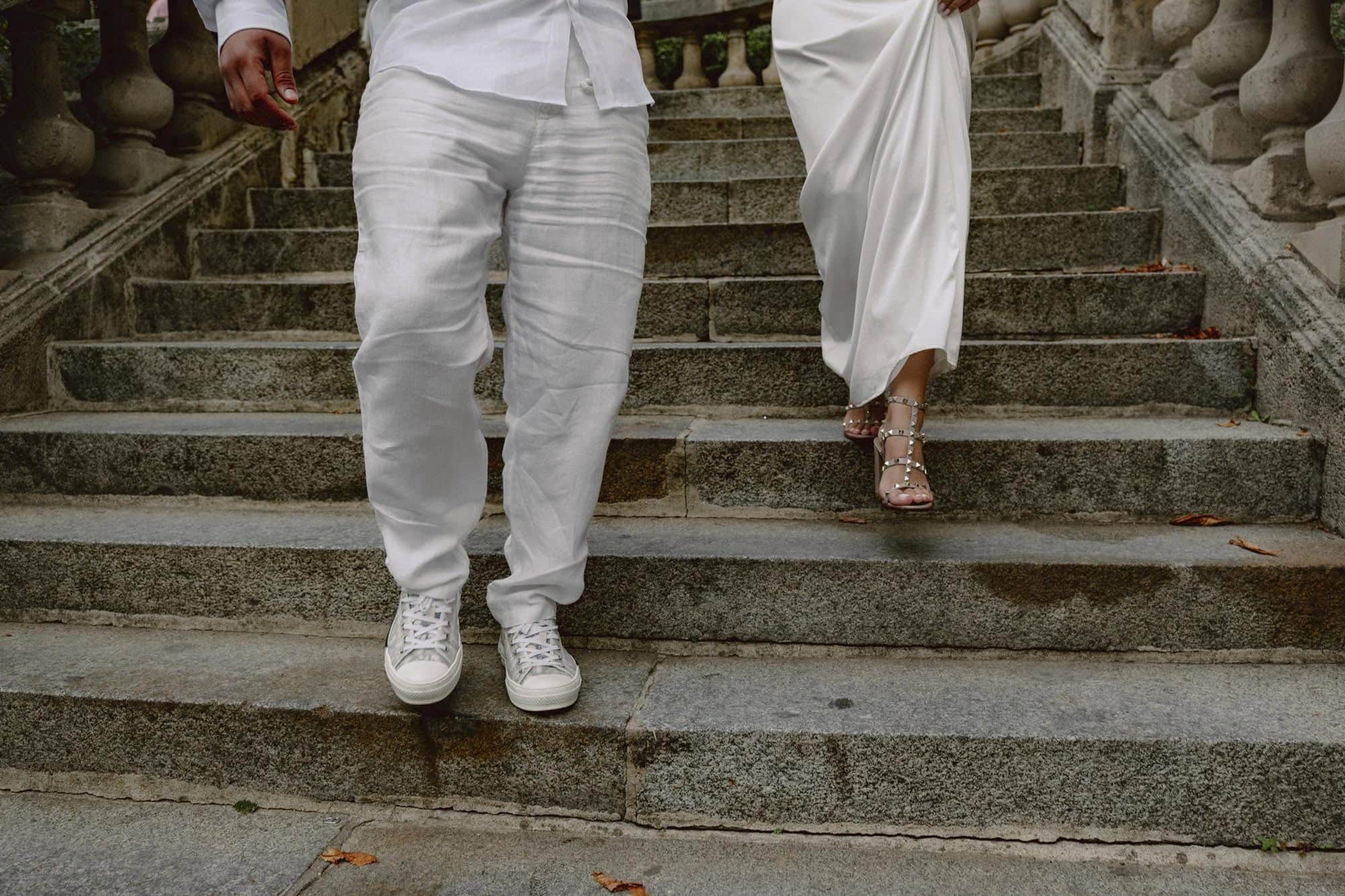 Couple descending stone staircase Rome - weddings photography in Rome by Finzi