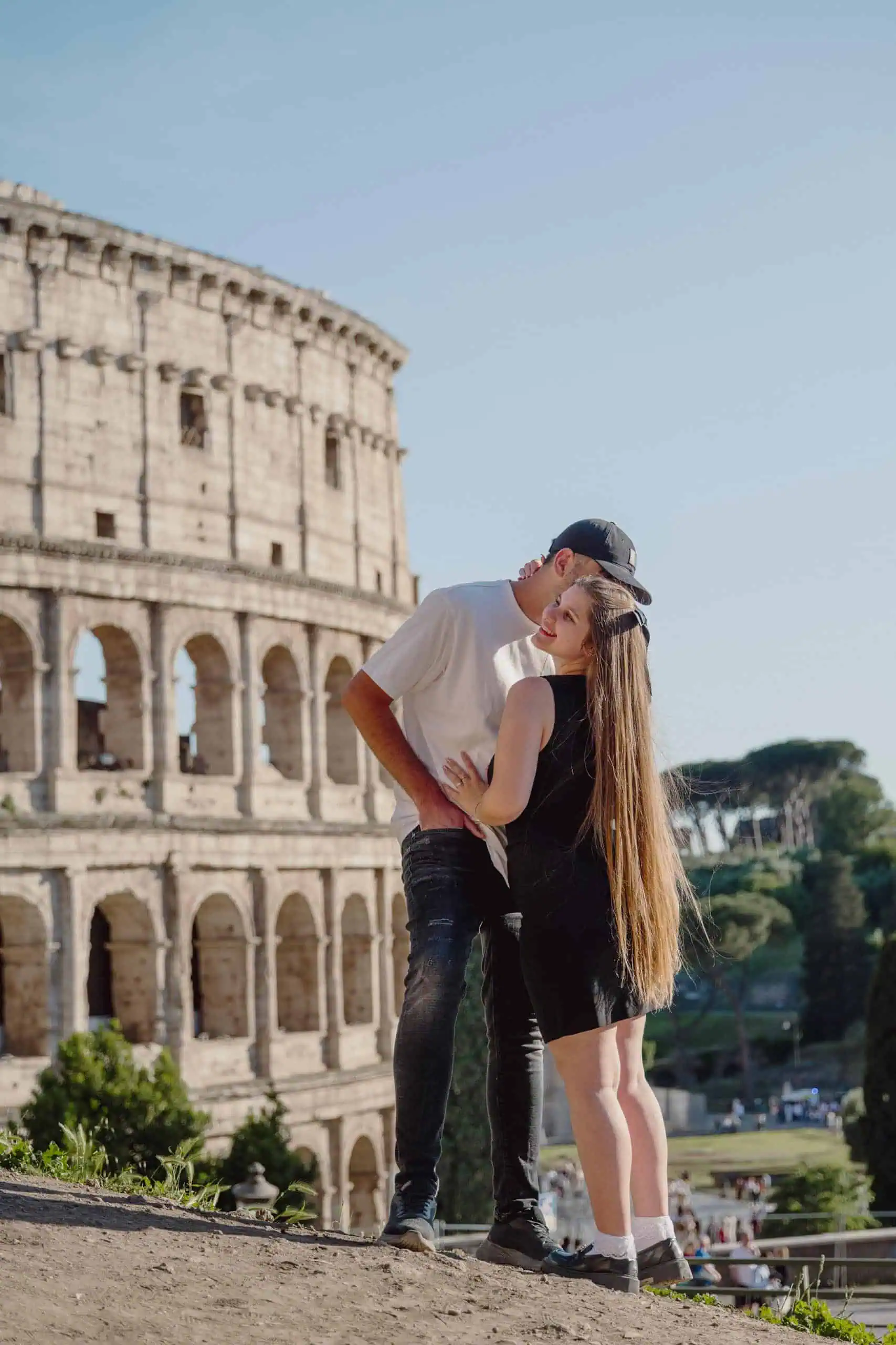 Couple embracing colosseum hill - Rome by Finzi