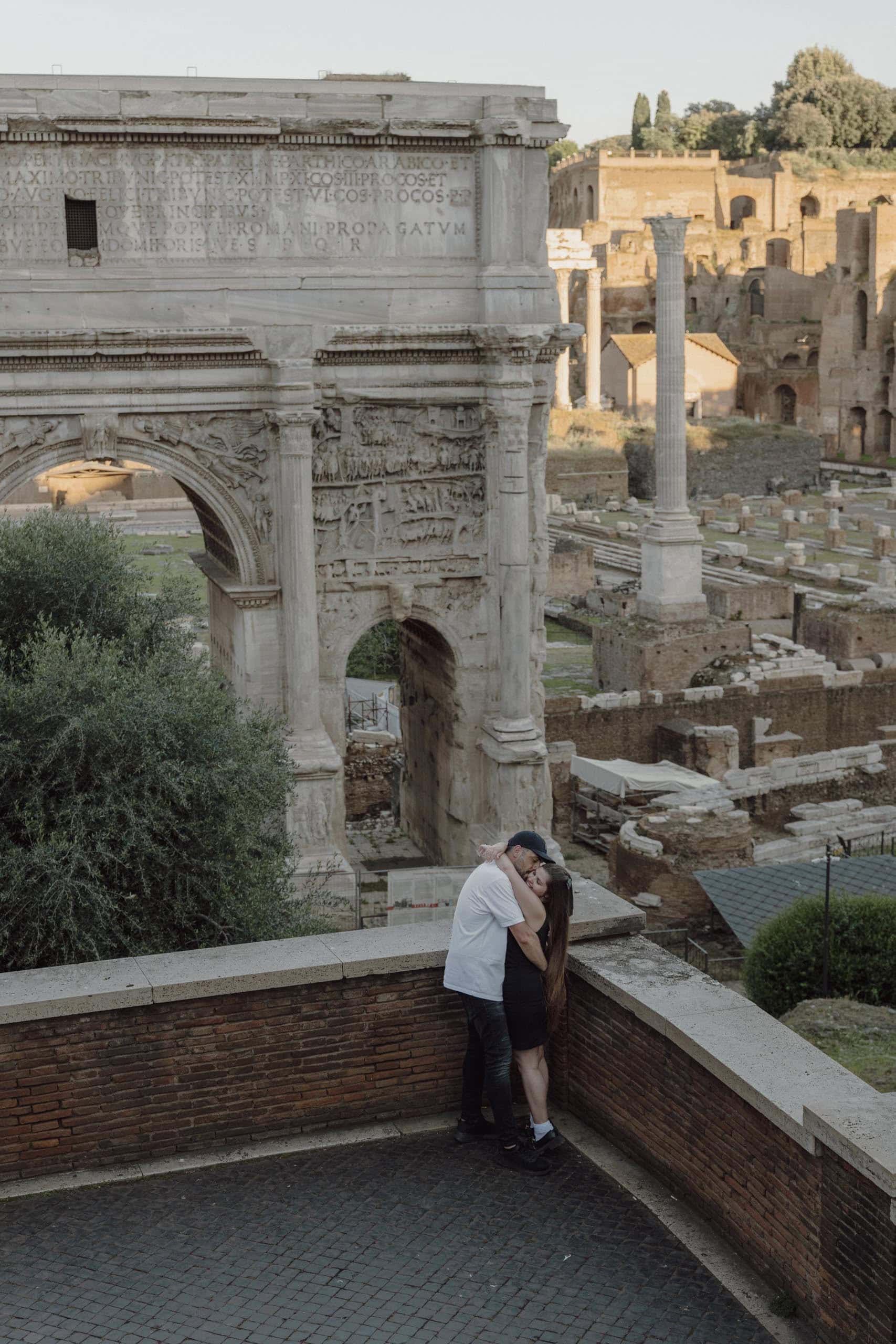 Couple embracing forum ruins Rome - couples photography in Rome by Finzi