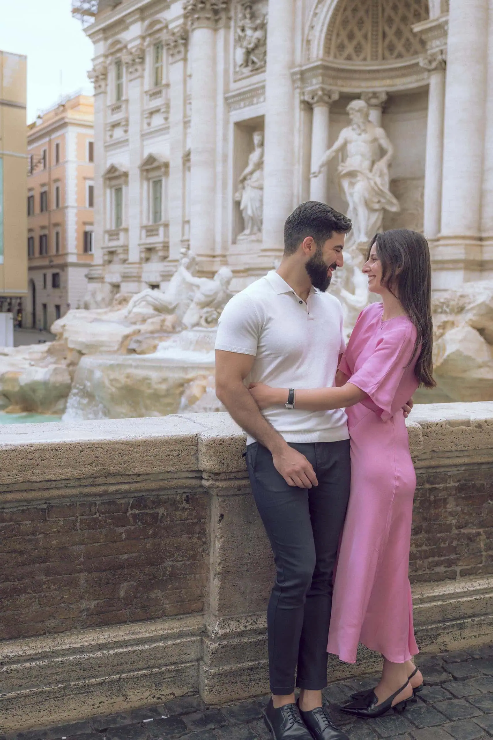 Couple embracing fountain wall trevi fountain Rome photographer finzi - Rome by Finzi