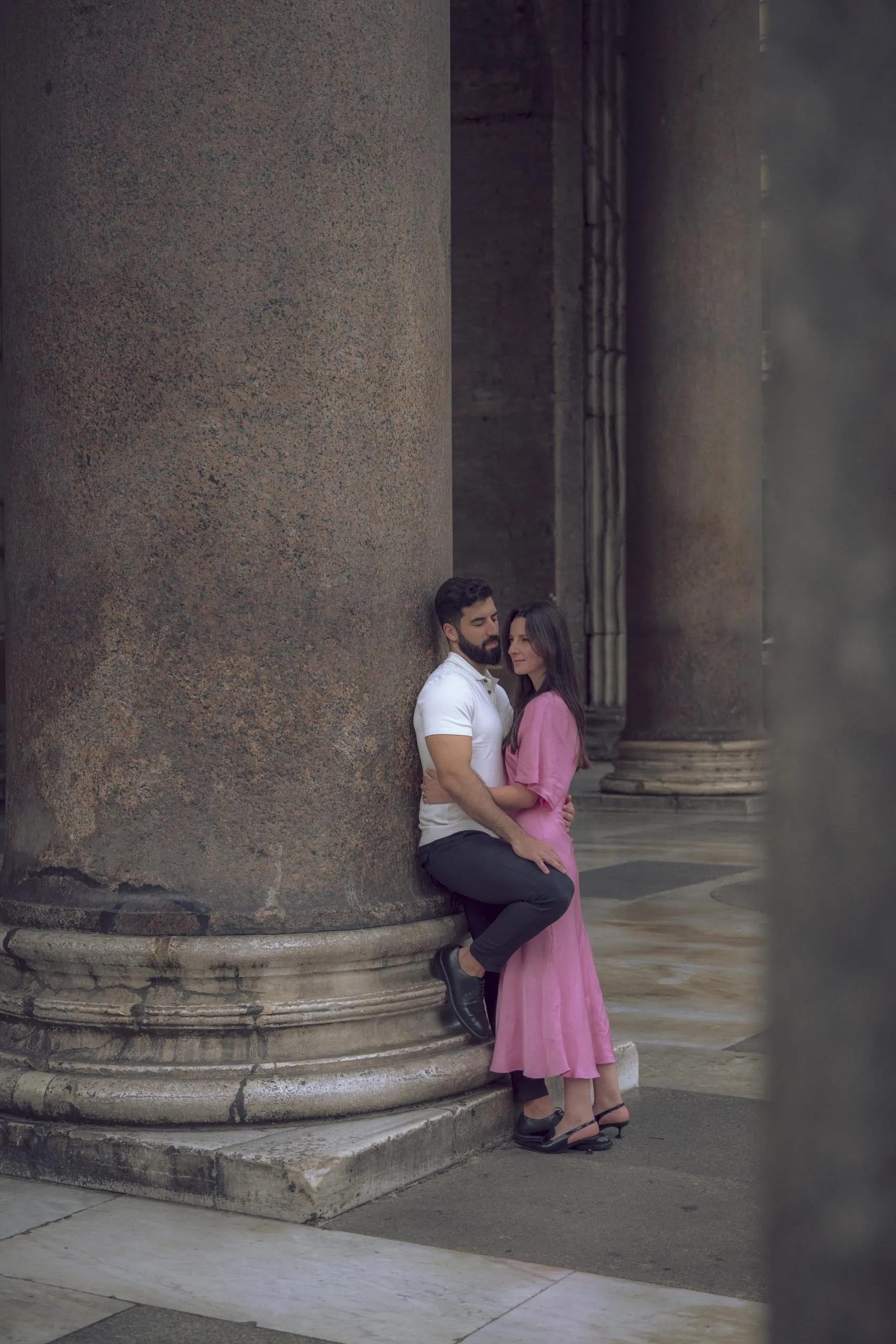 Couple embracing pantheon column - Rome by Finzi
