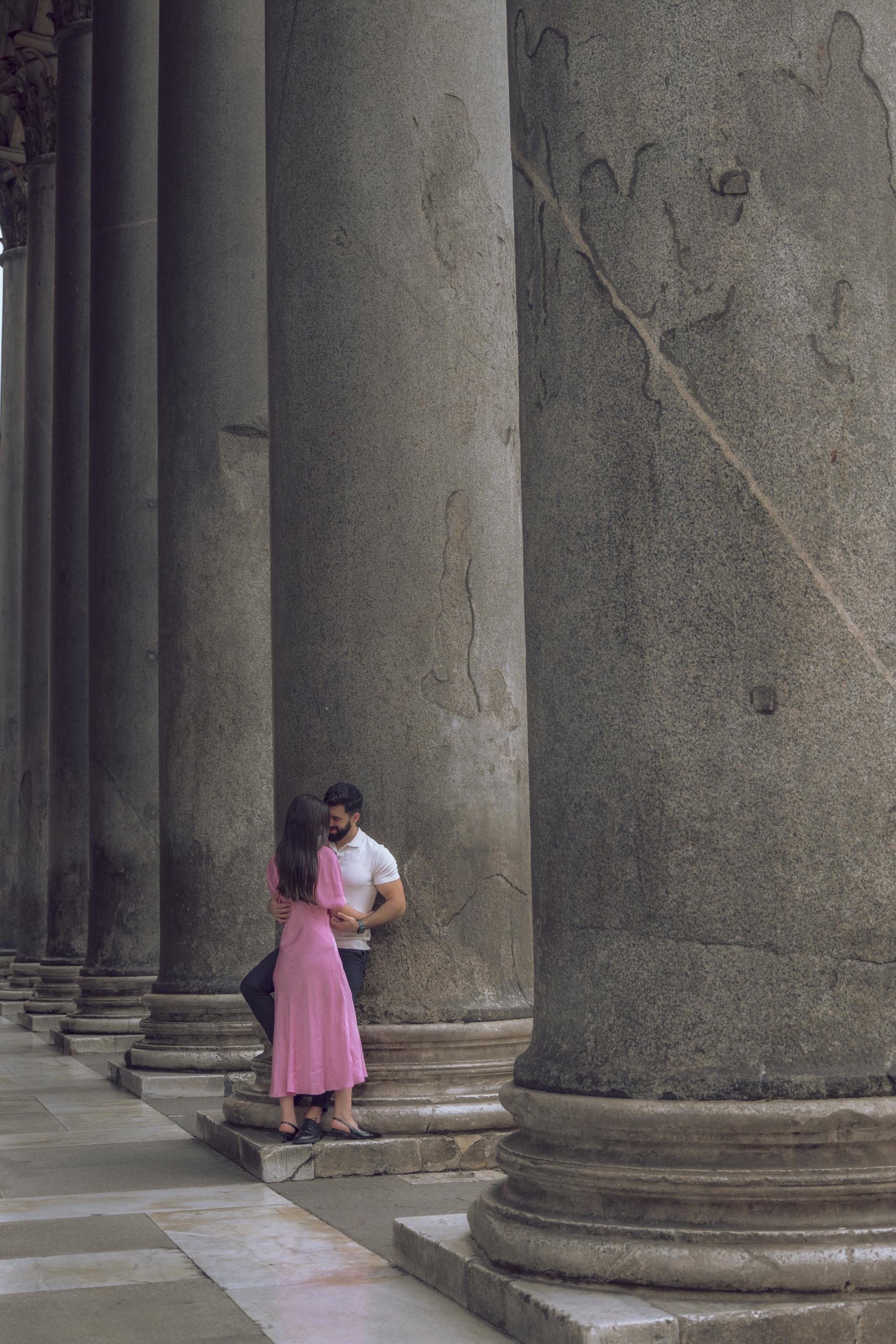 Couple embracing pantheon columns Rome - couples photography in Rome by Finzi