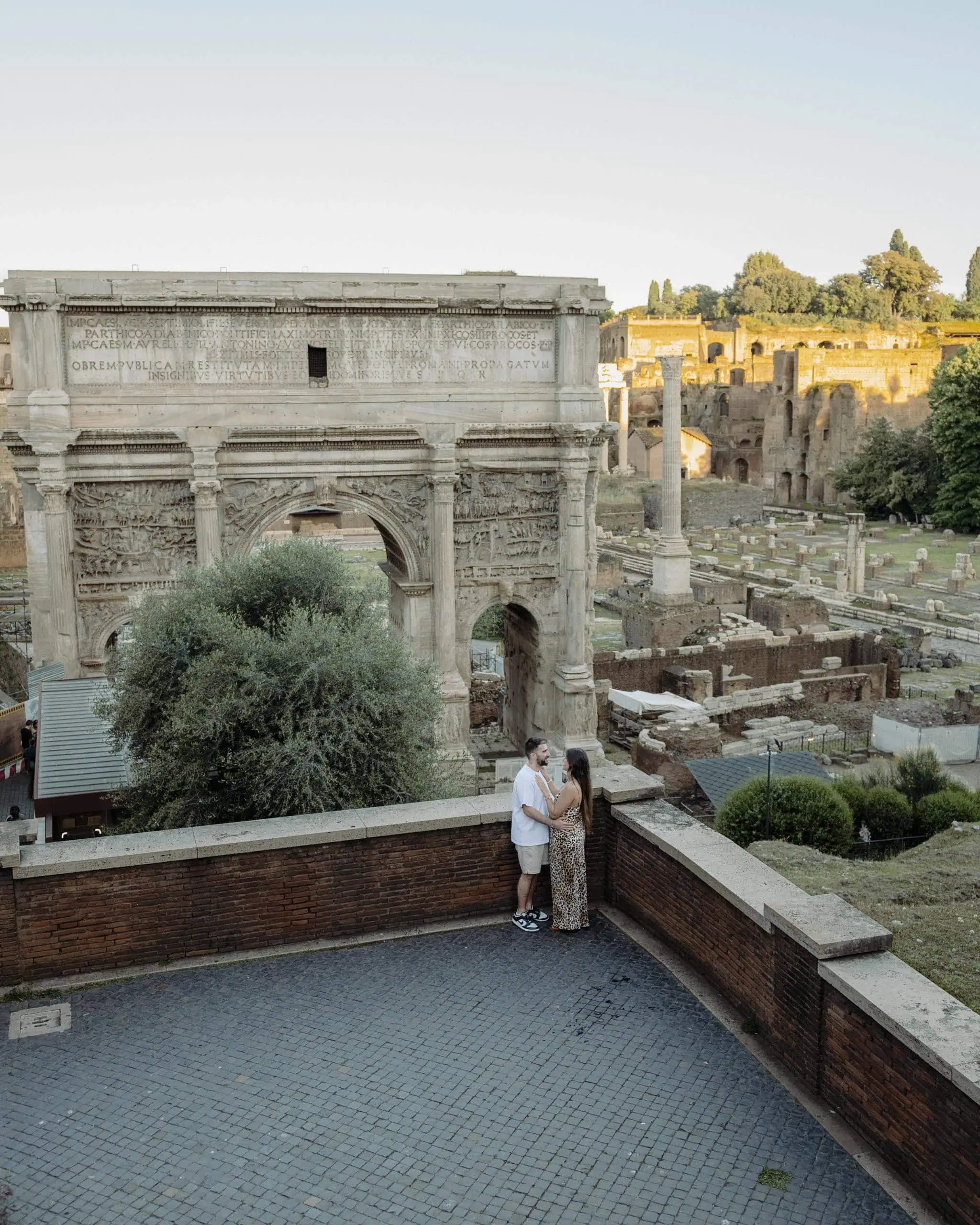Couple embracing roman forum - Rome by Finzi