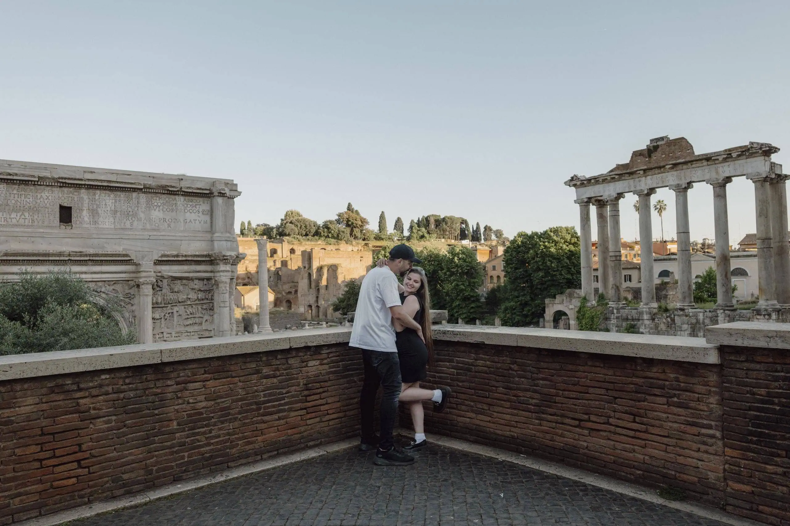 Couple embracing roman forum terrace - Rome by Finzi