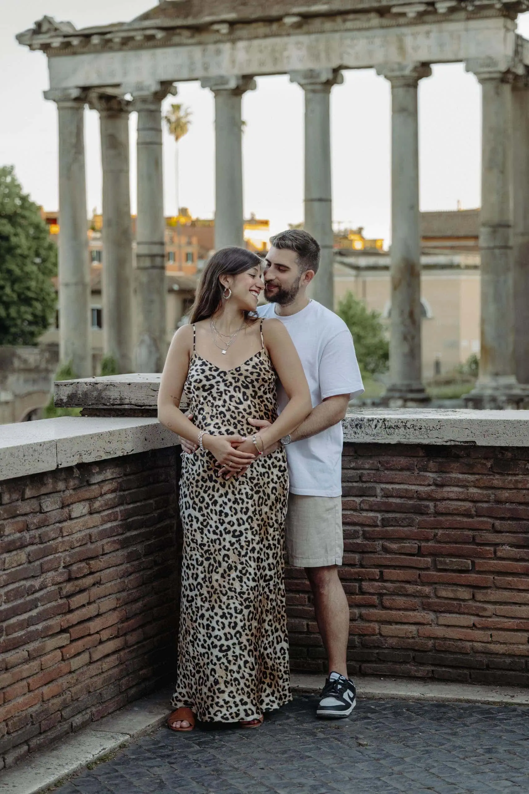 Couple embracing temple saturn roman forum - Rome by Finzi