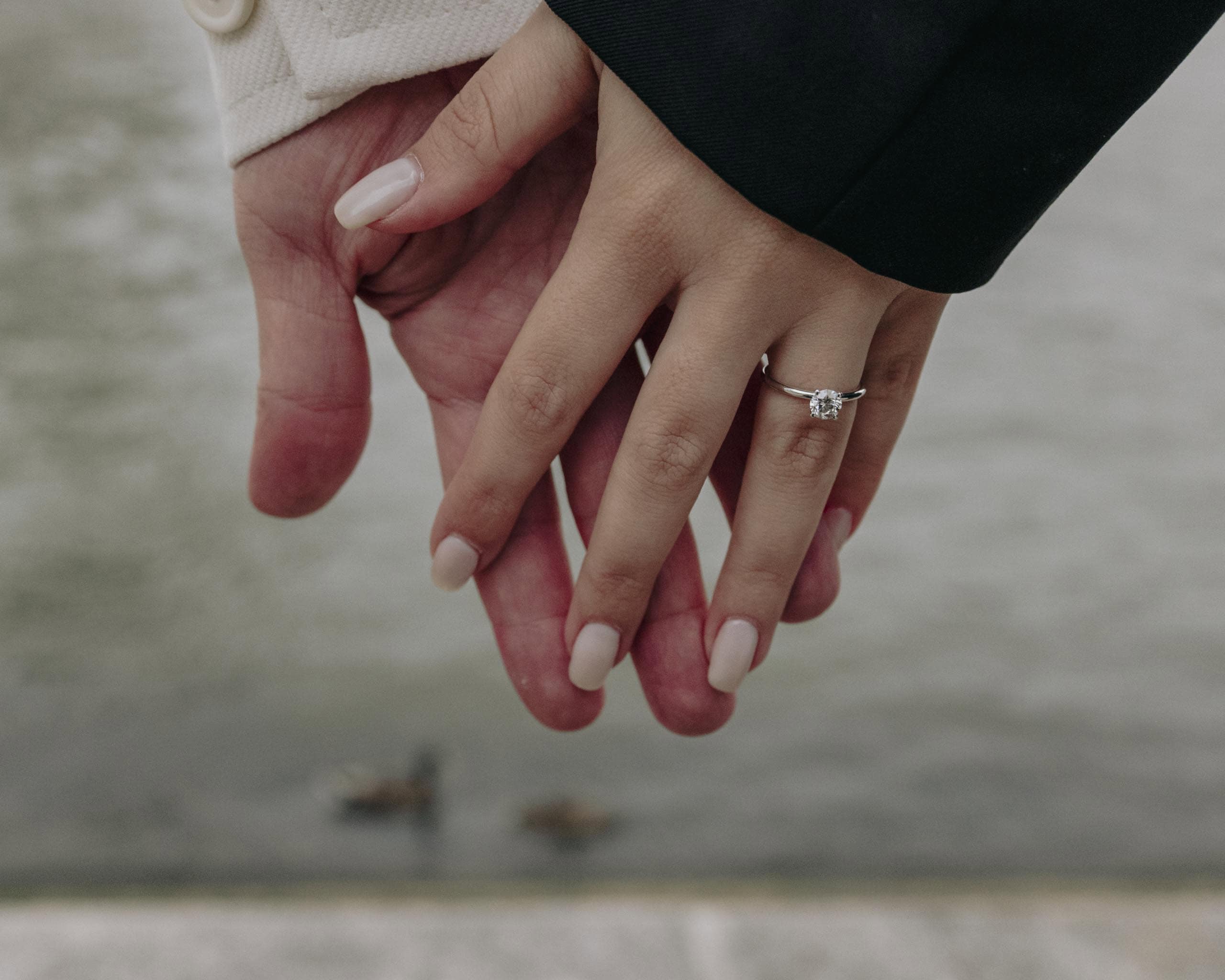 Couple holding hands solitaire ring Rome - proposals photography in Rome by Finzi