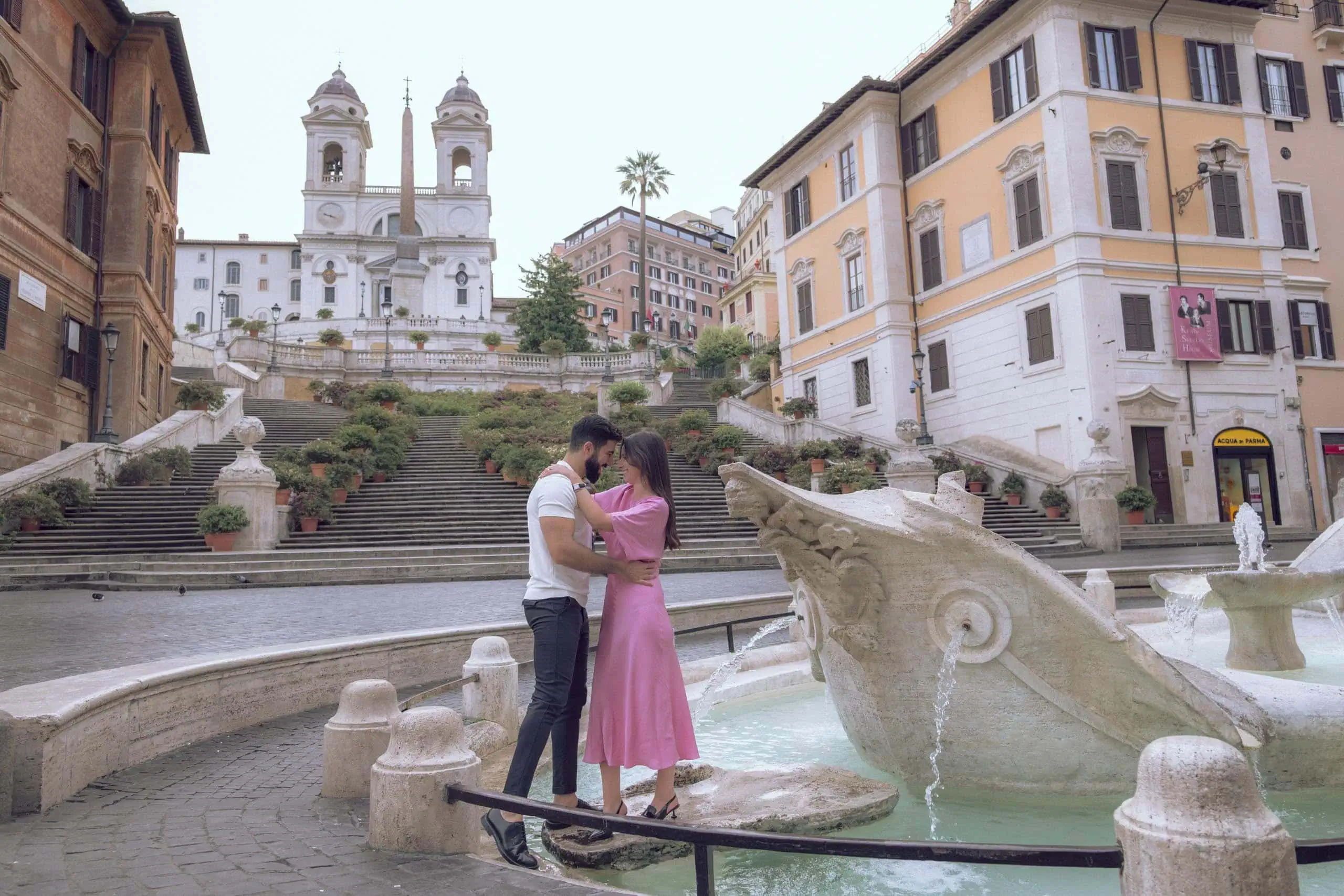 Couple hugging spanish steps Rome photographer finzi - Rome by Finzi