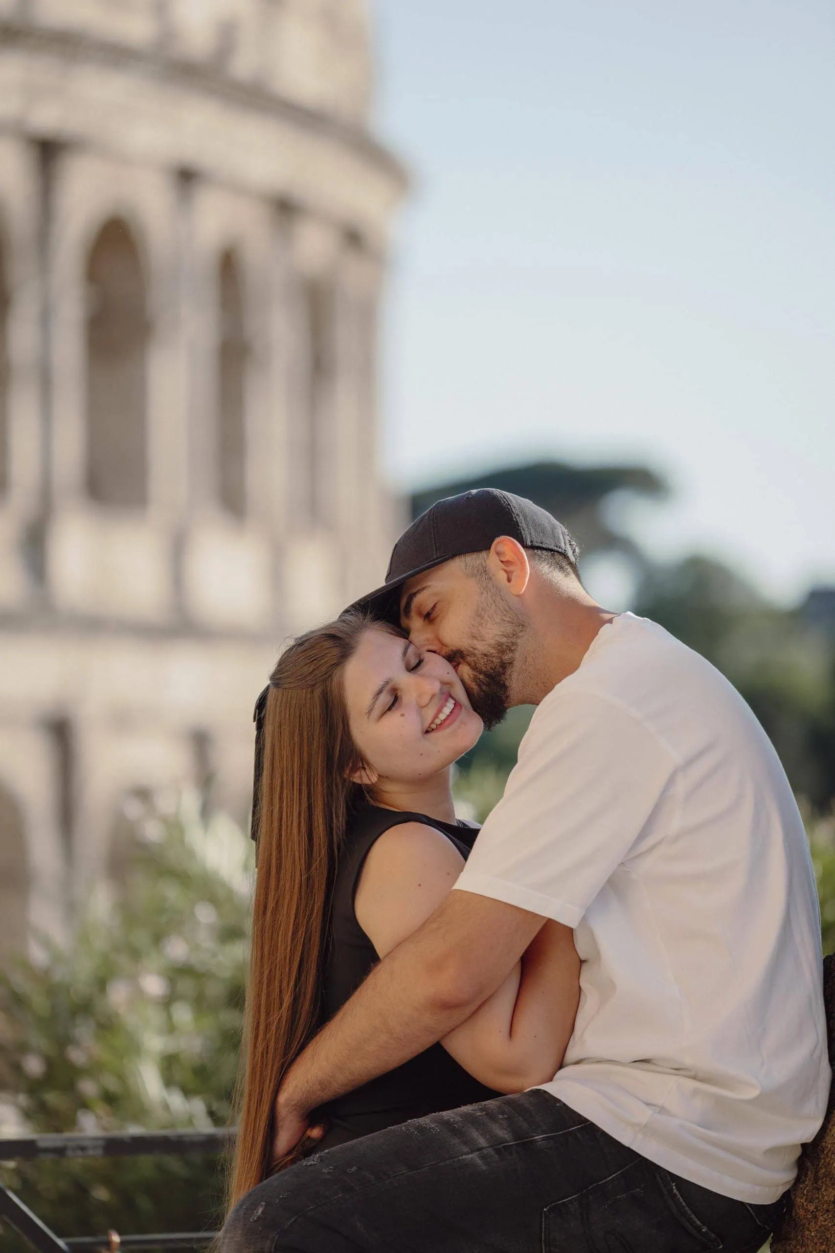 Couple kissing colosseum - Rome by Finzi