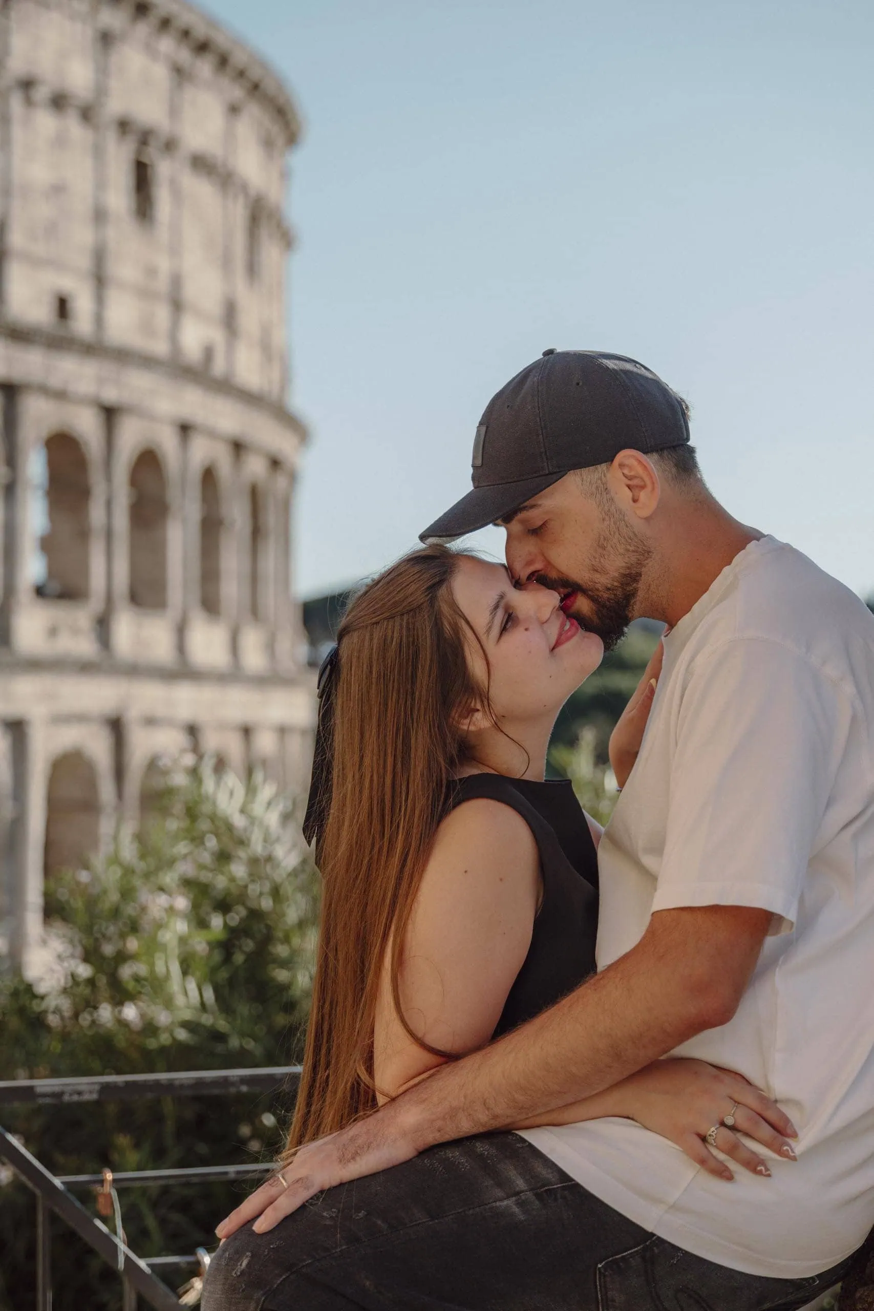 Couple kissing colosseum Rome photographer finzi - Rome by Finzi