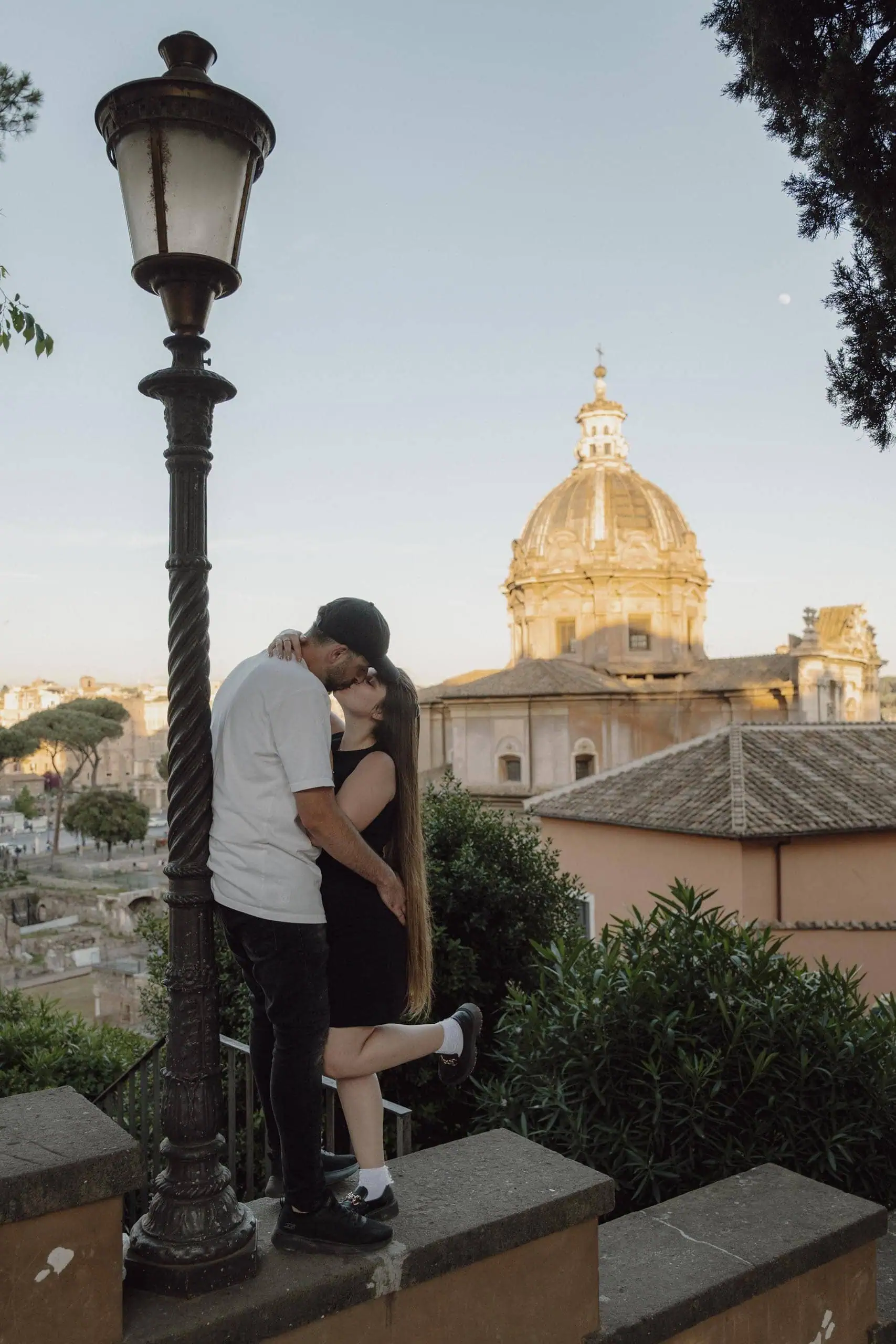 Couple kissing lamppost forum dome - Rome by Finzi