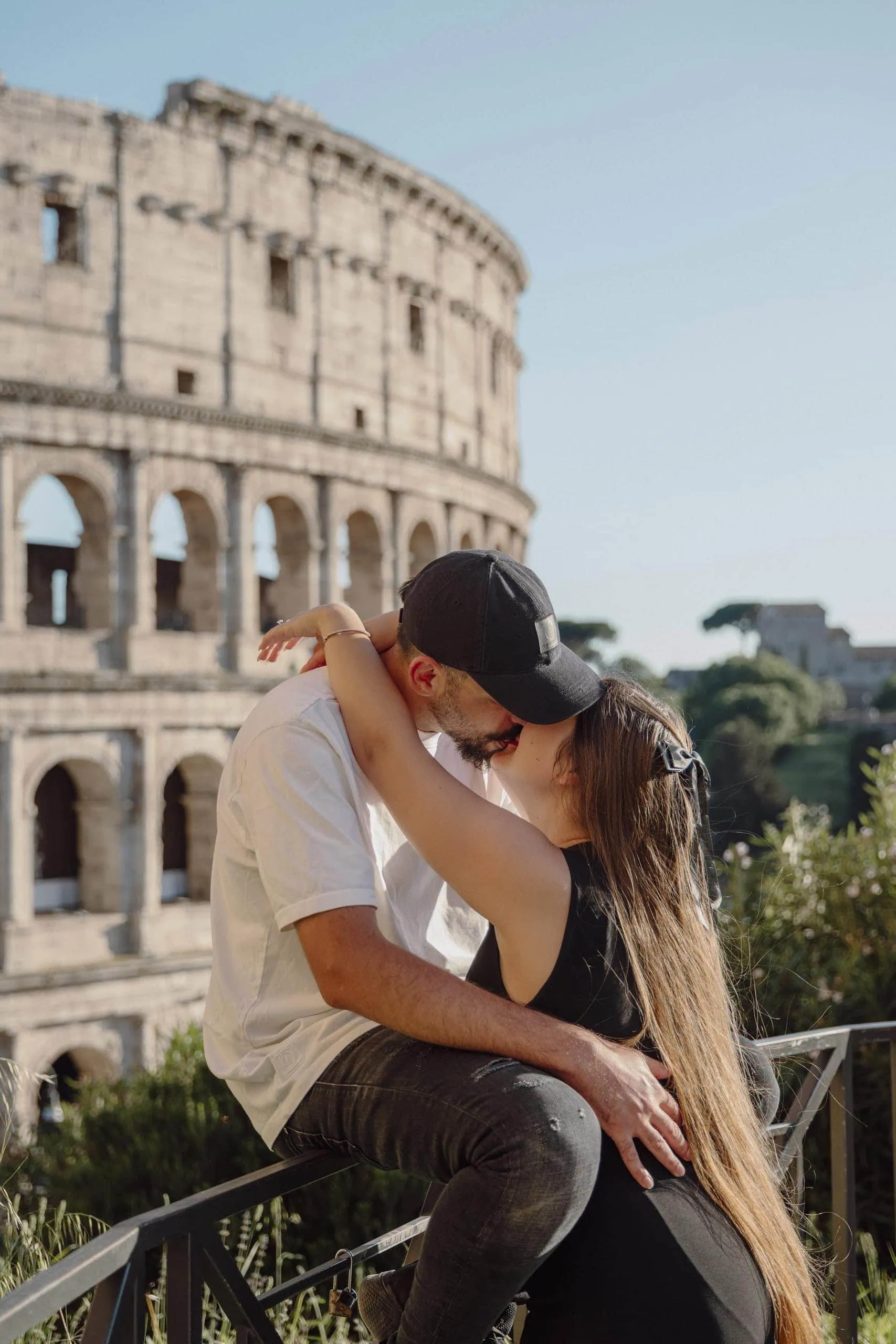 Couple kissing railing colosseum Rome - Rome by Finzi