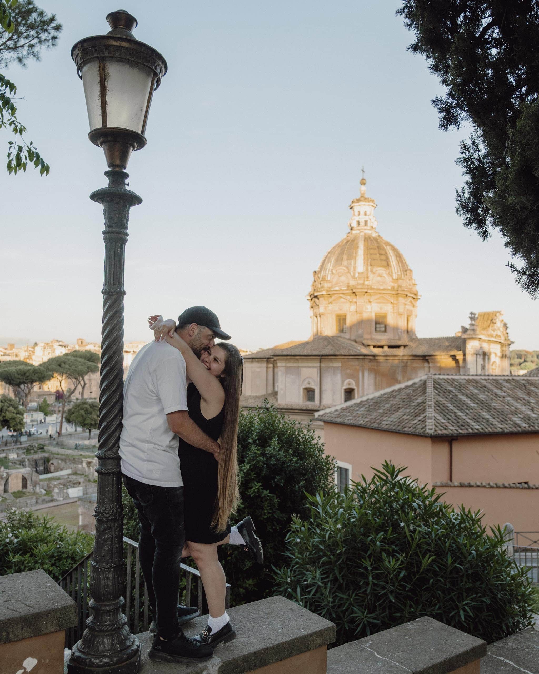 Couple lamppost forum terrace dome - couples photography in Rome by Finzi