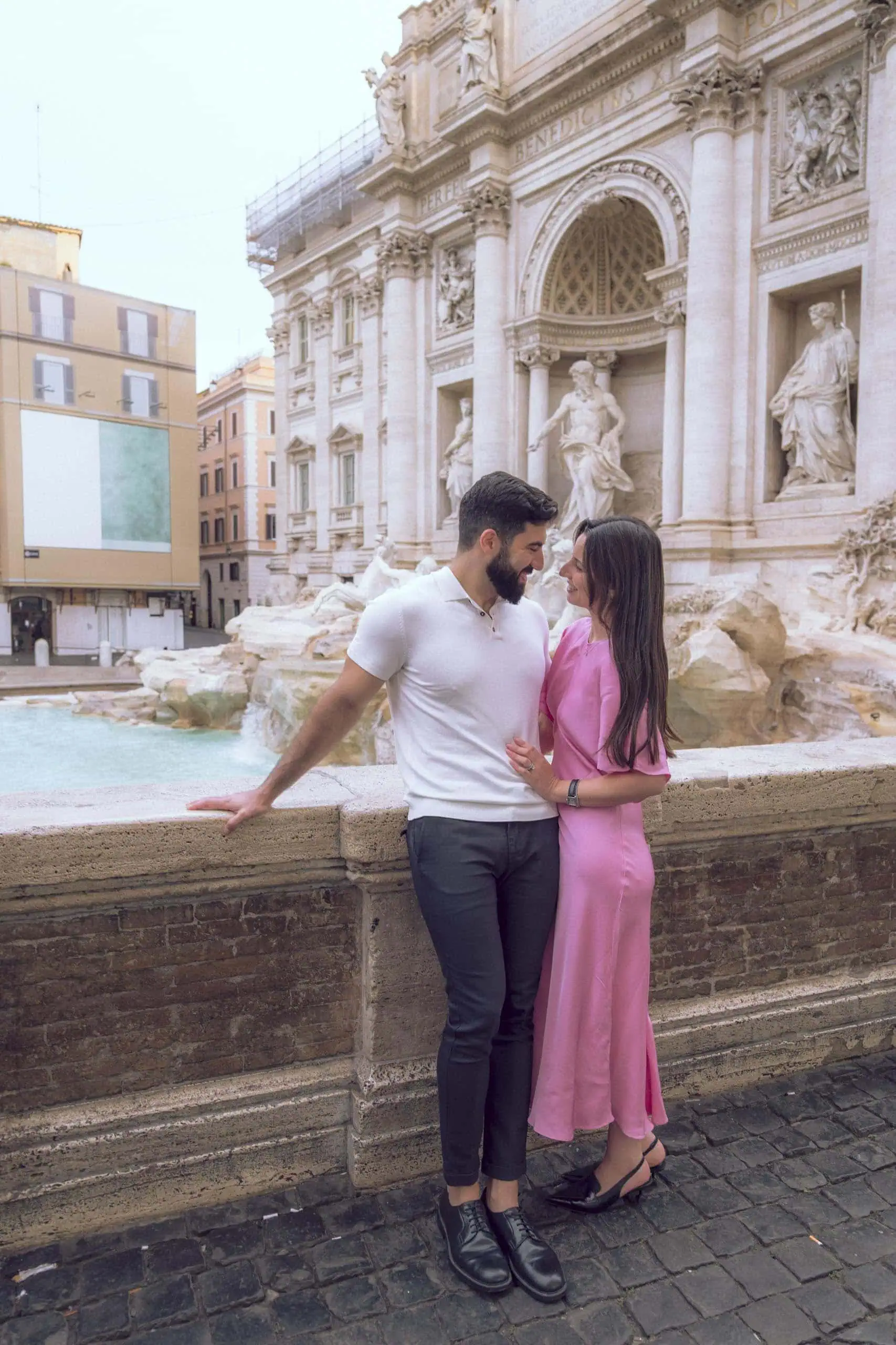 Couple leaning on fountain wall trevi fountain Rome photographer finzi - Rome by Finzi