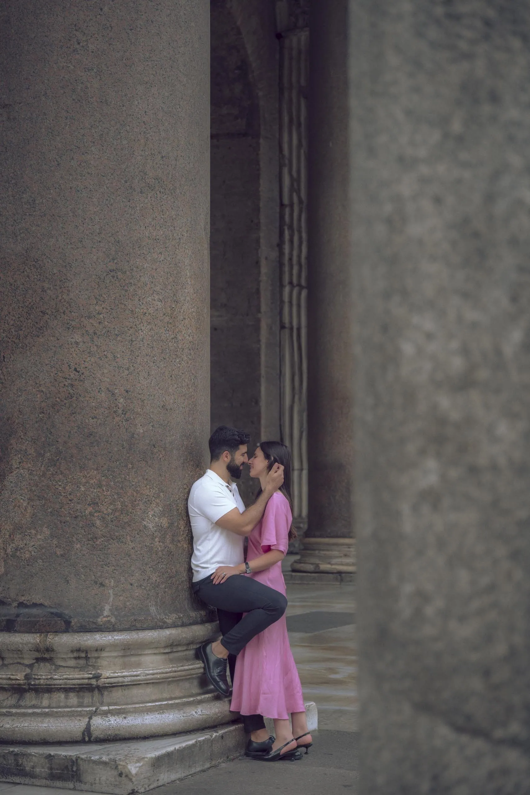 Couple leaning pantheon column - Rome by Finzi