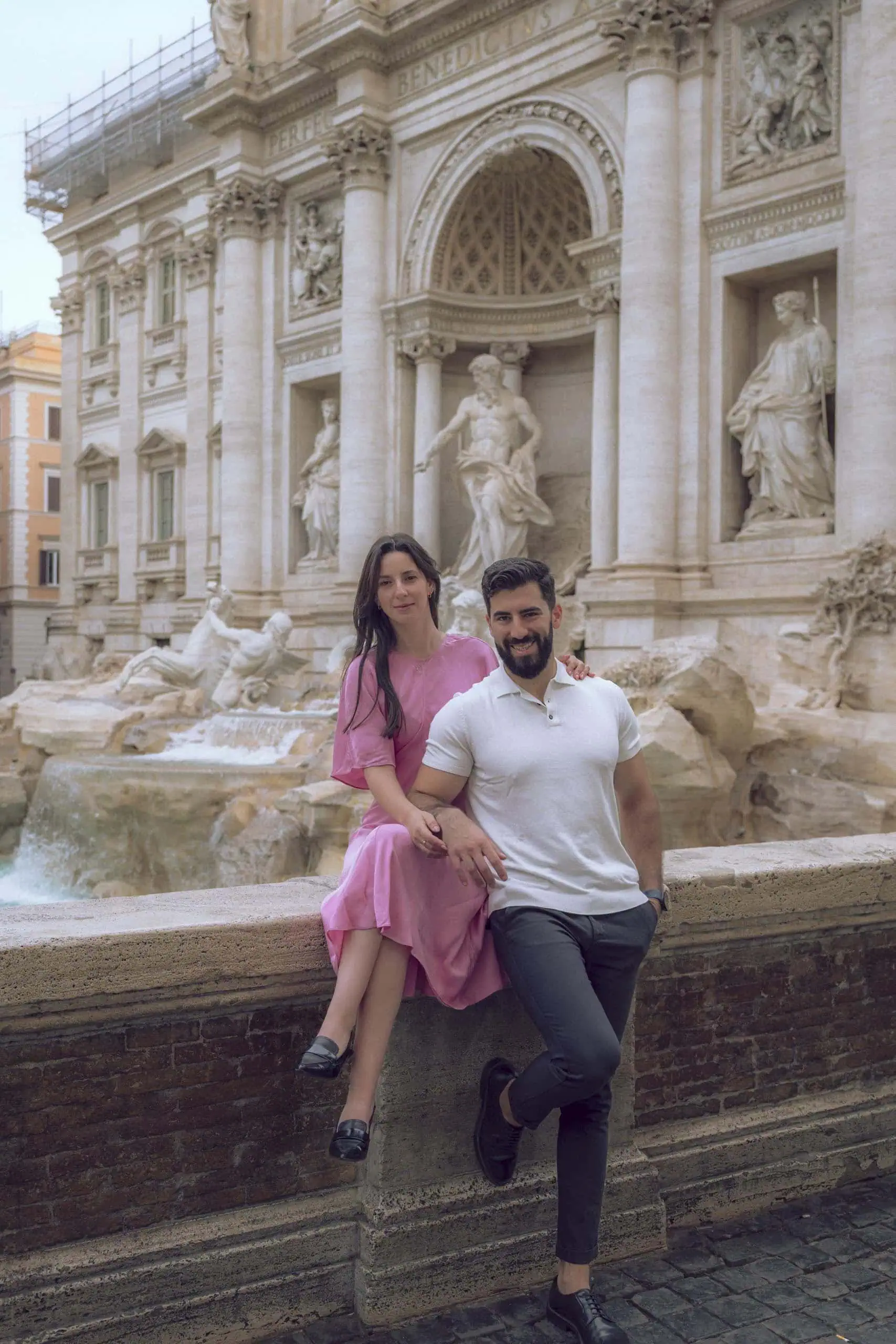 Couple portrait fountain wall trevi fountain Rome photographer finzi - Rome by Finzi