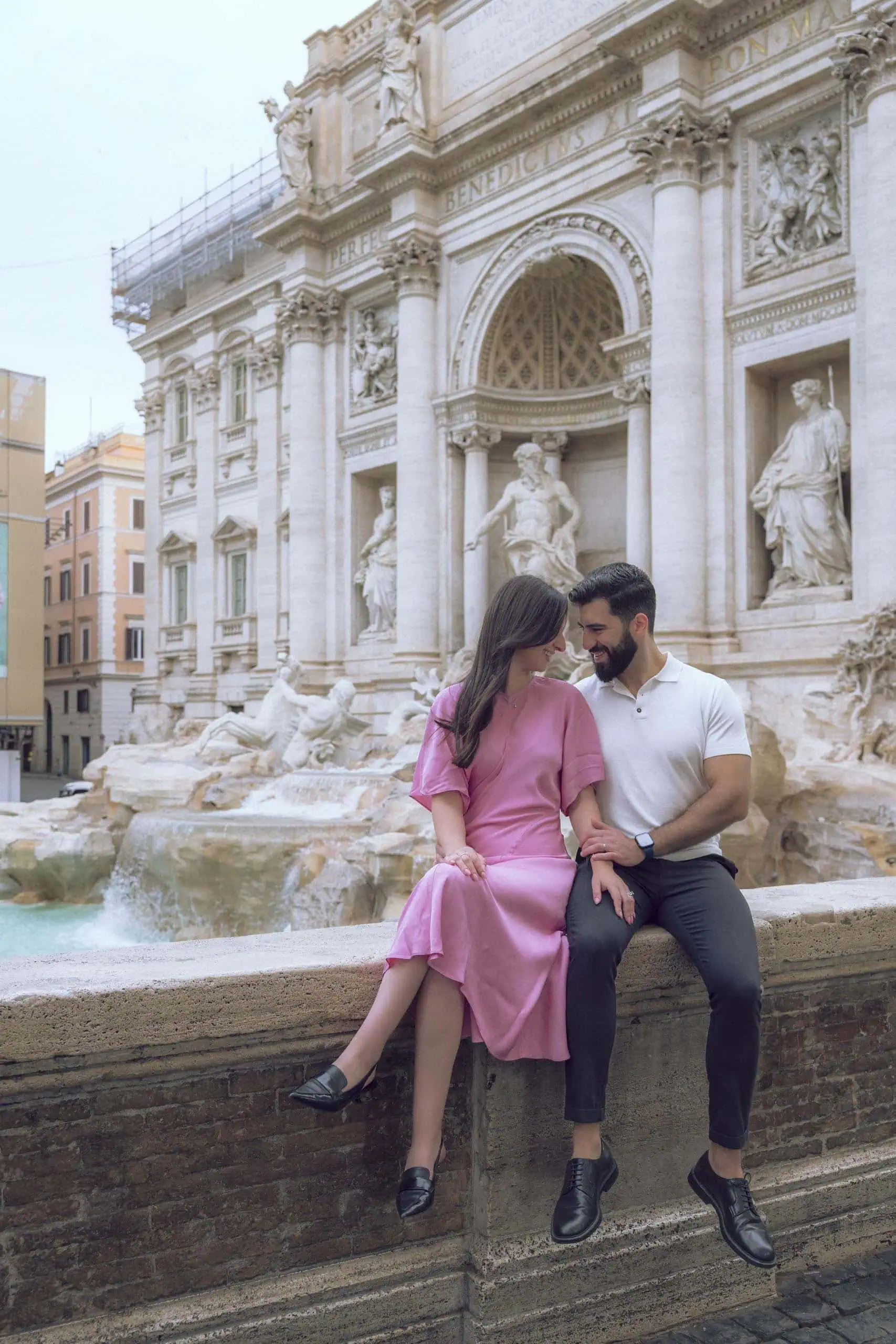 Couple sitting together trevi fountain Rome photographer finzi - Rome by Finzi