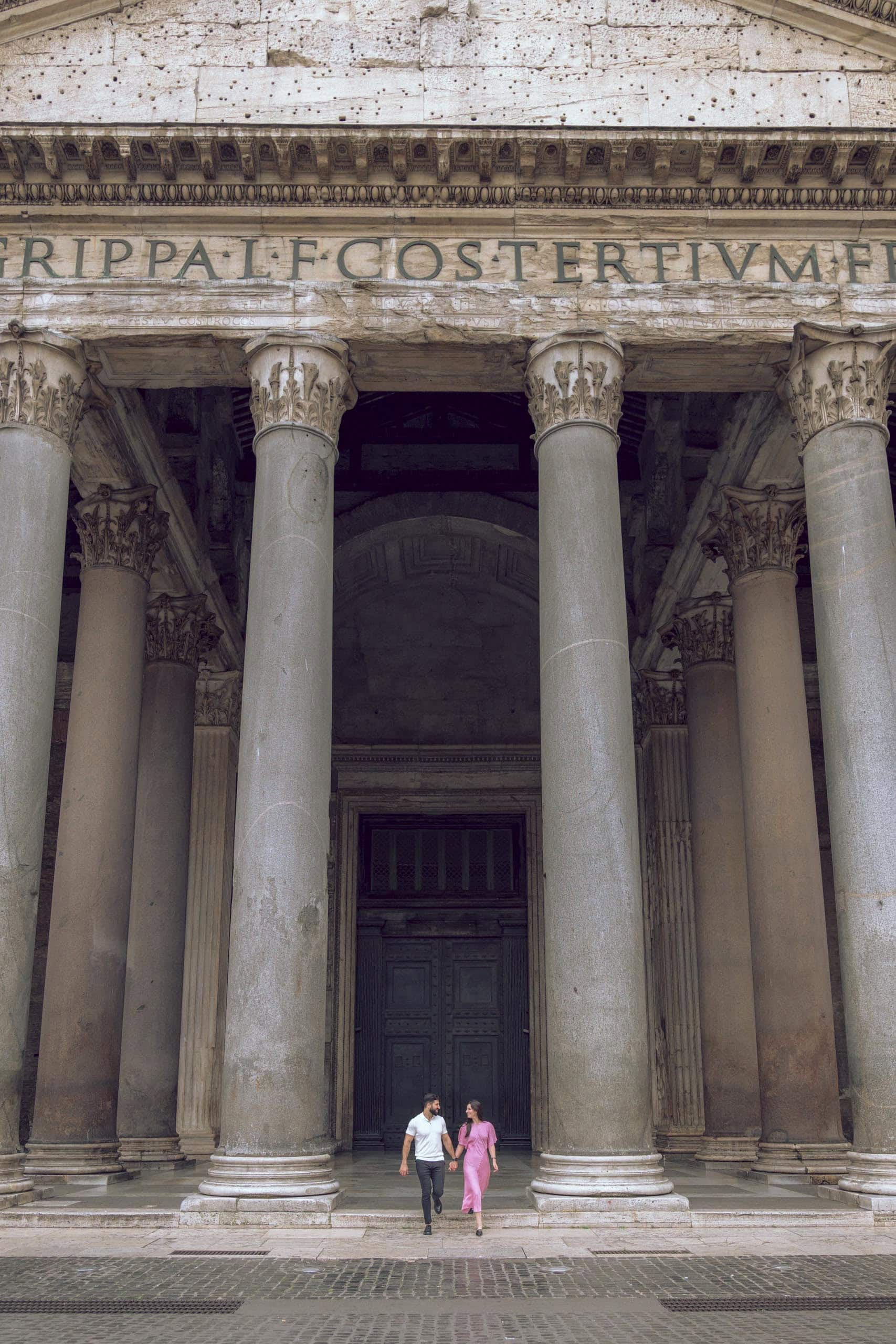 Couple walking pantheon portico Rome - couples photography in Rome by Finzi