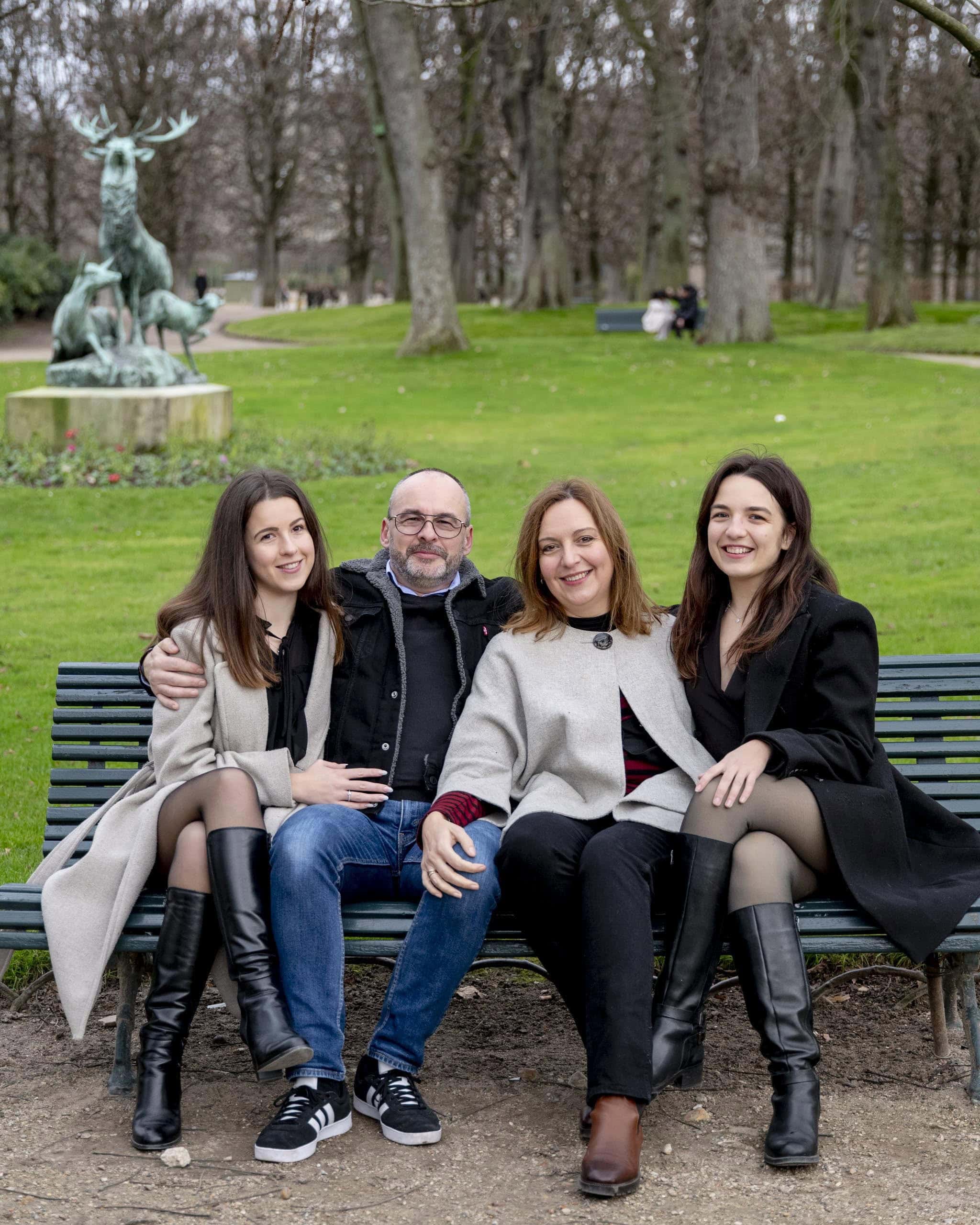 Family portrait park bench Rome - families photography in Rome by Finzi