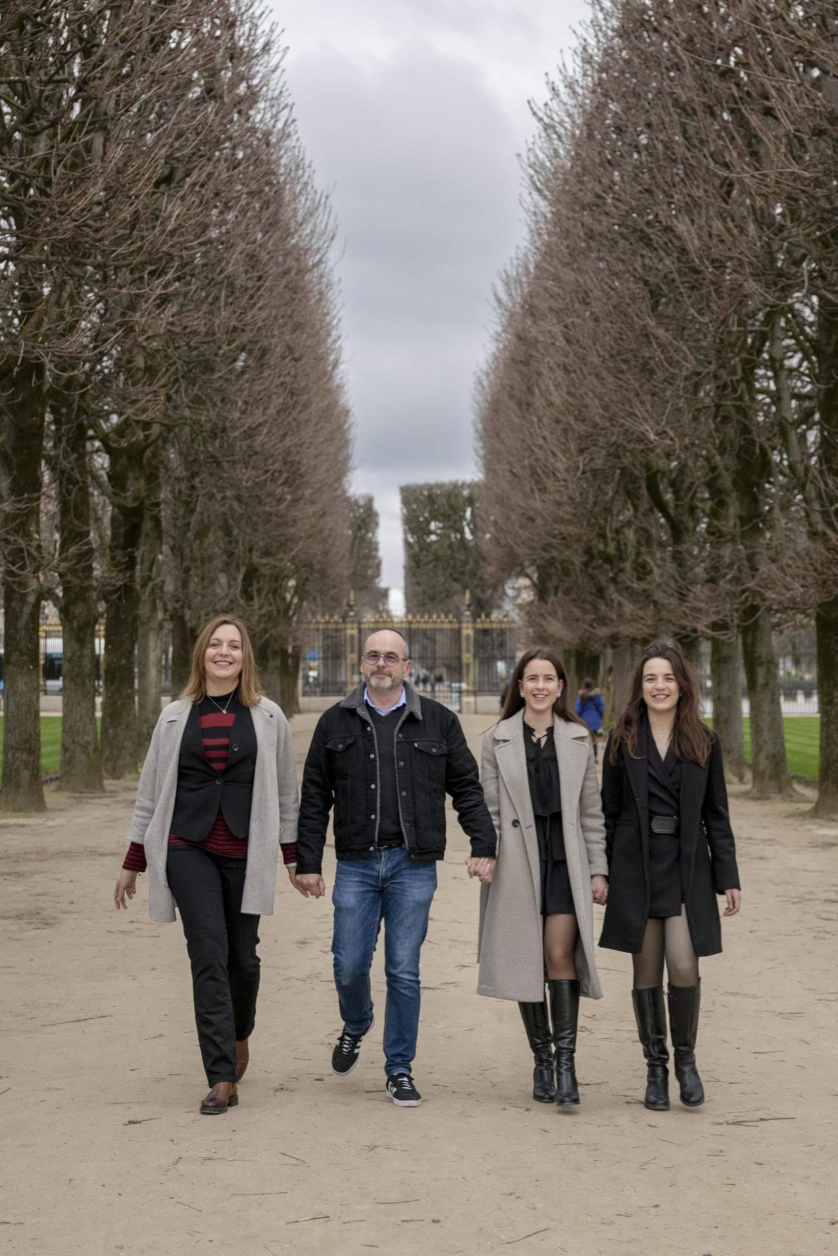 Family portrait tree lined path Rome - families photography in Rome by Finzi