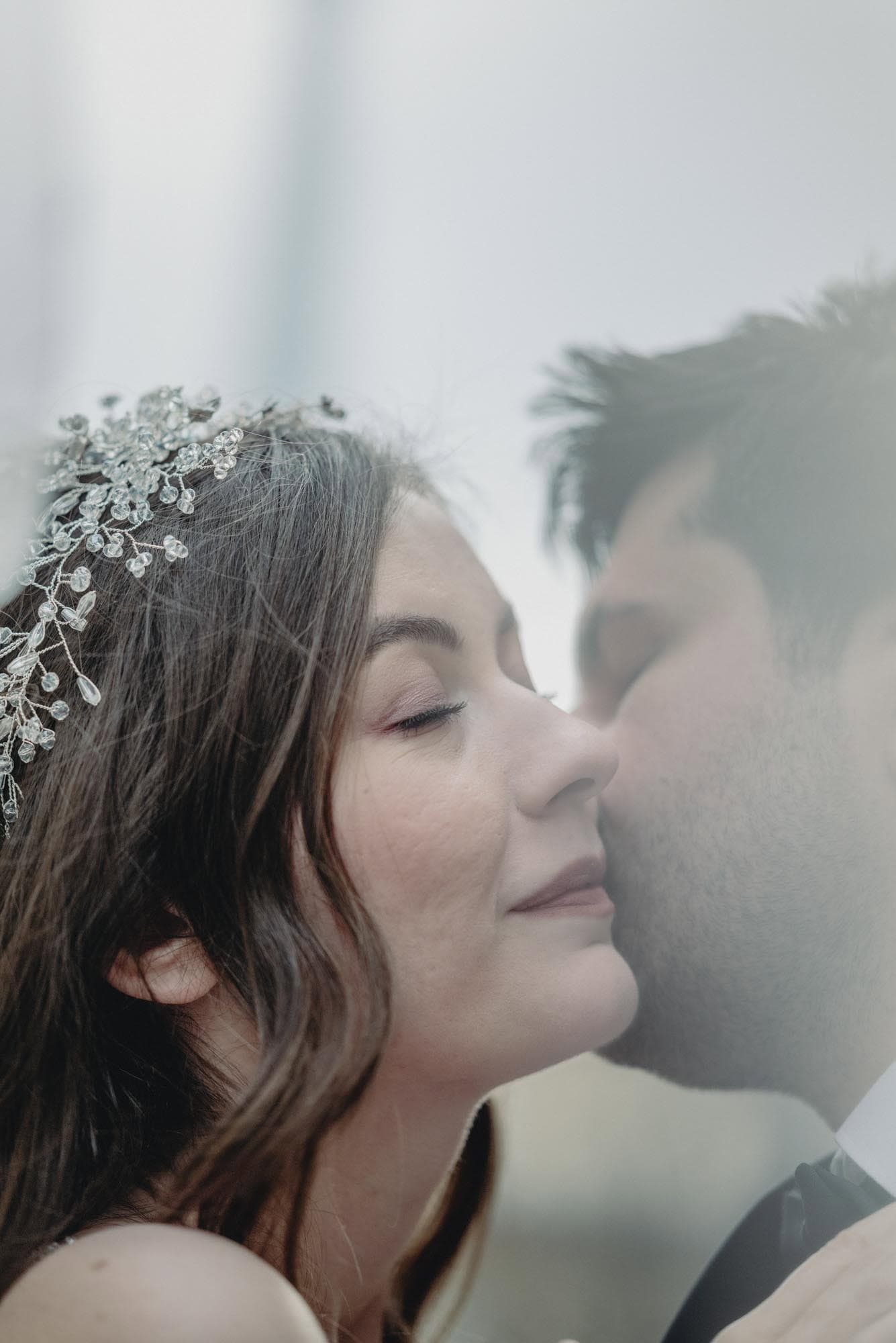 Groom kissing bride crystal headpiece Rome - weddings photography in Rome by Finzi