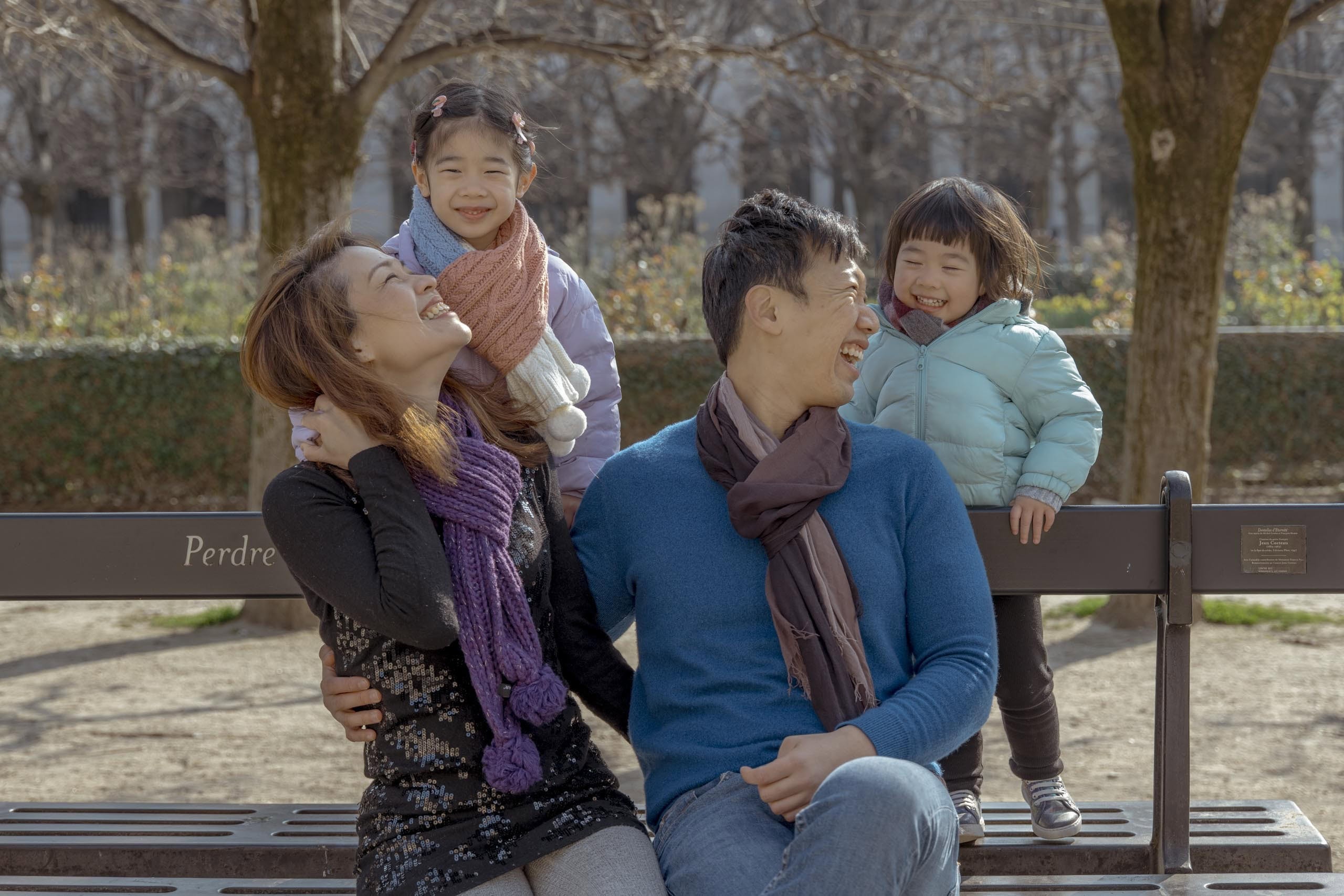Laughing family park bench Rome - families photography in Rome by Finzi