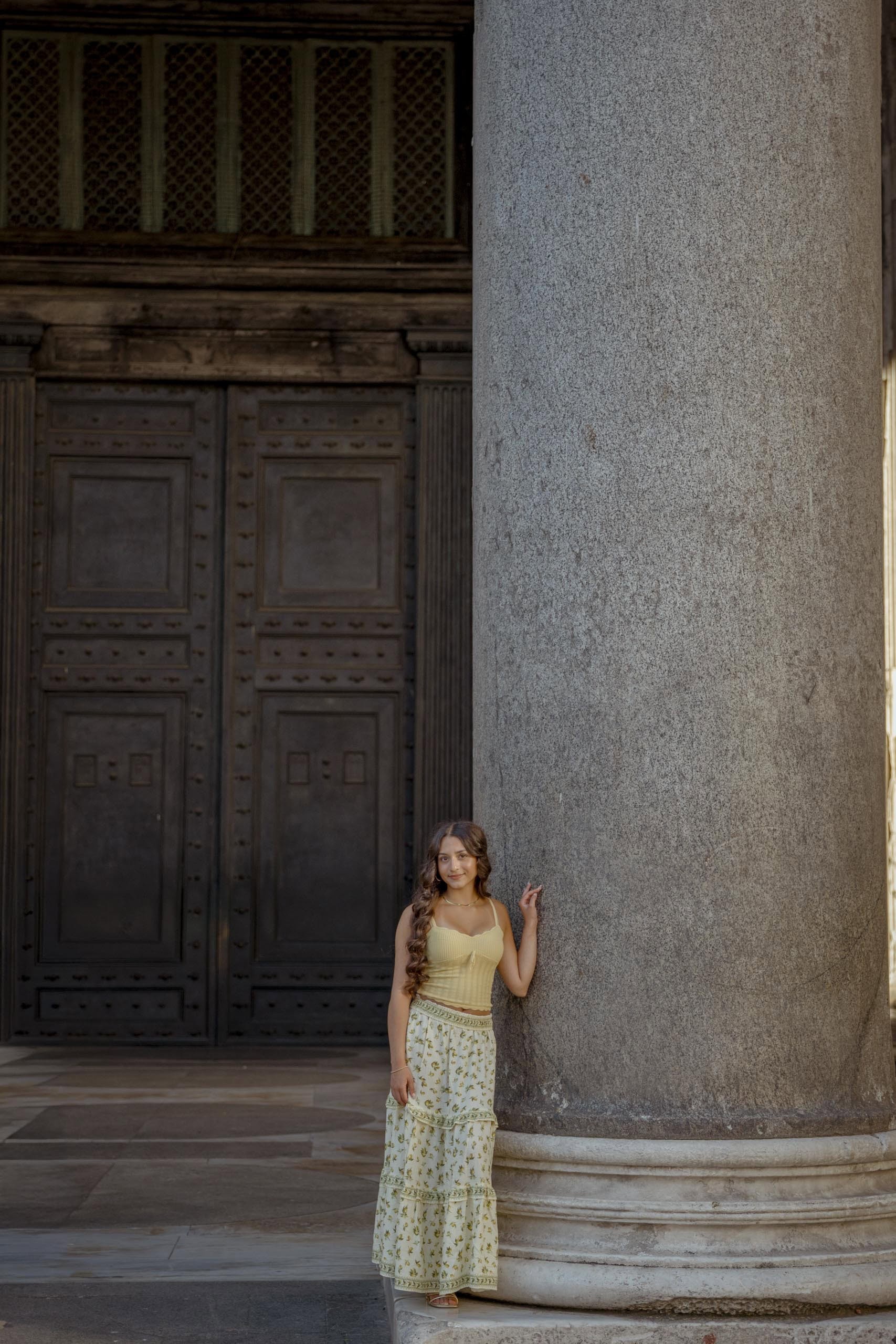 Woman leaning pantheon column Rome - solo photography in Rome by Finzi