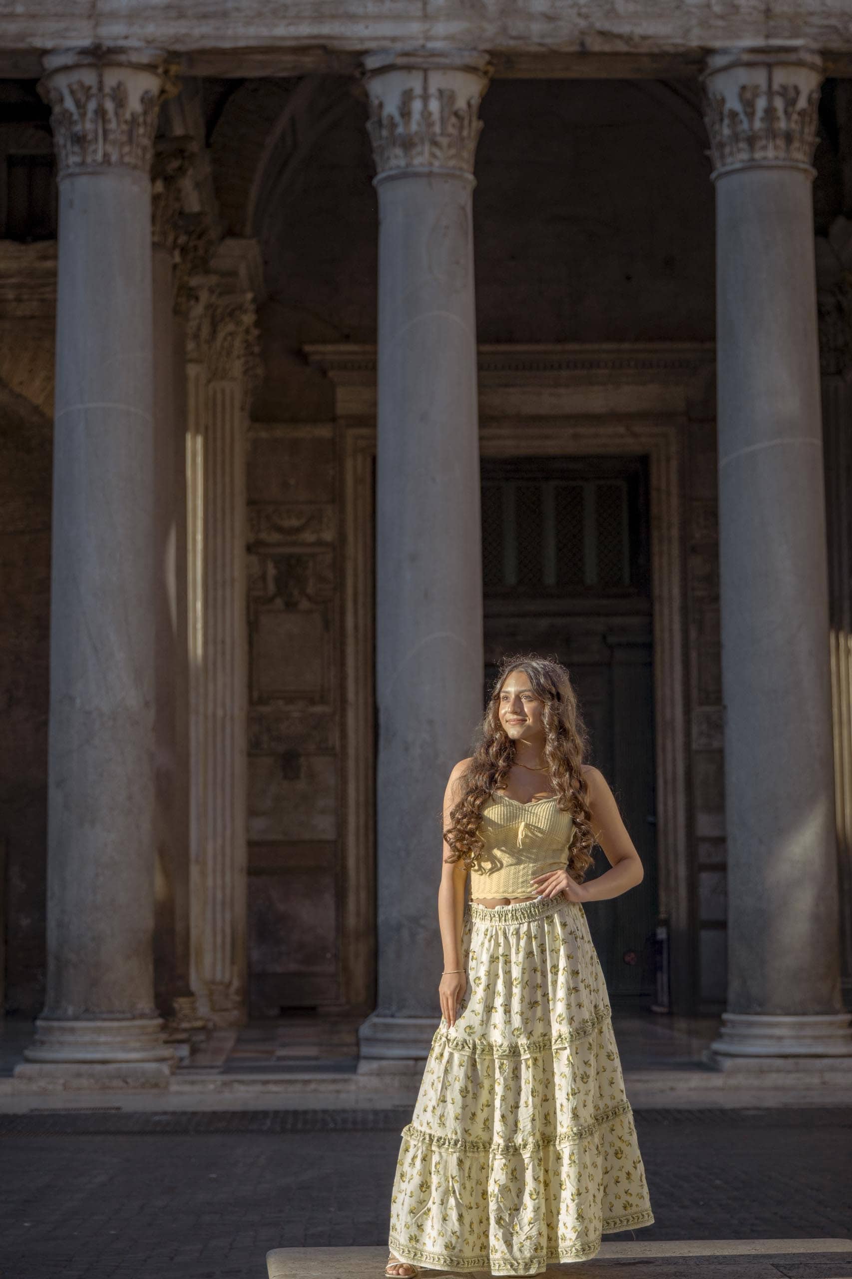 Woman posing pantheon columns Rome - solo photography in Rome by Finzi