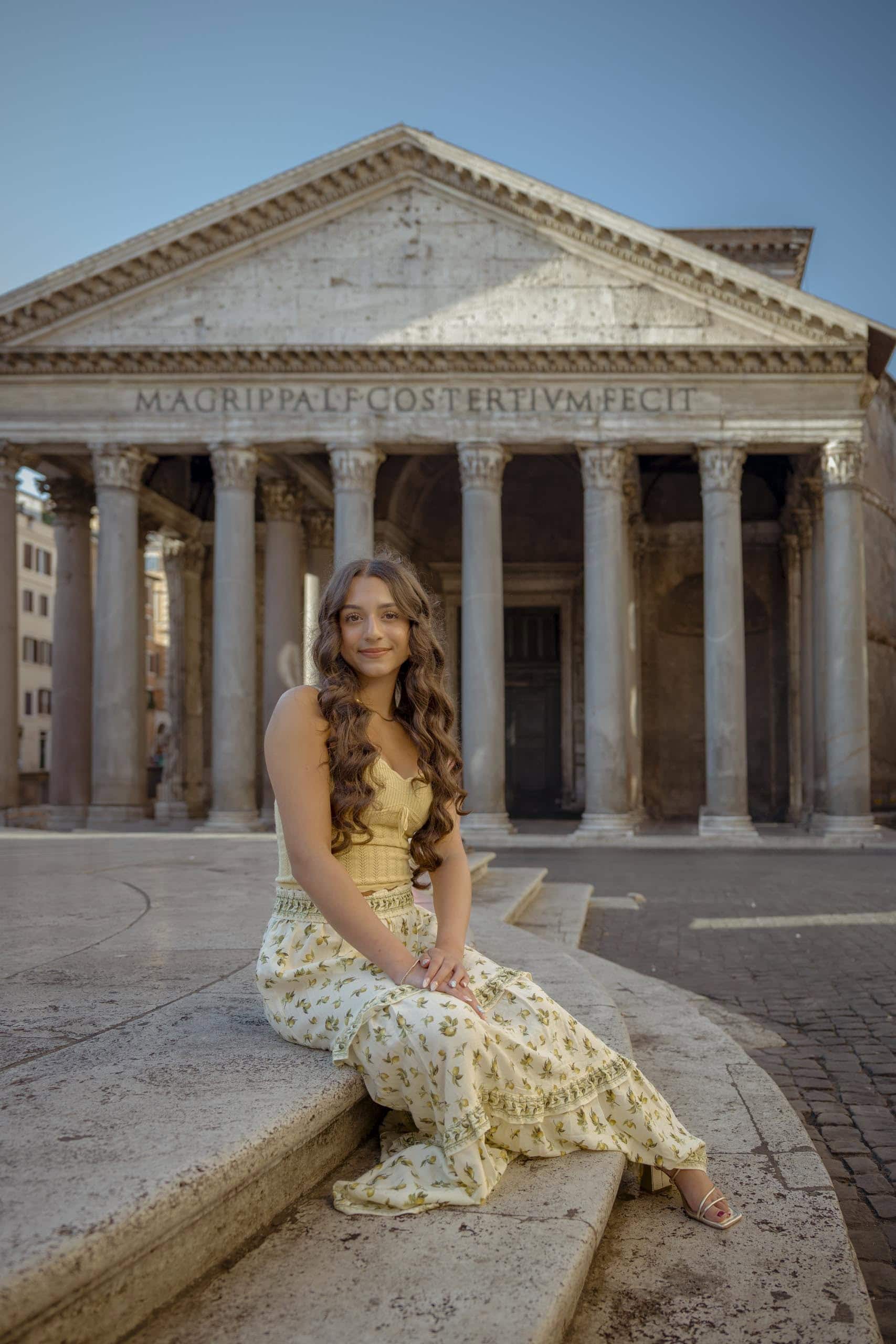 Woman sitting pantheon steps Rome - solo photography in Rome by Finzi