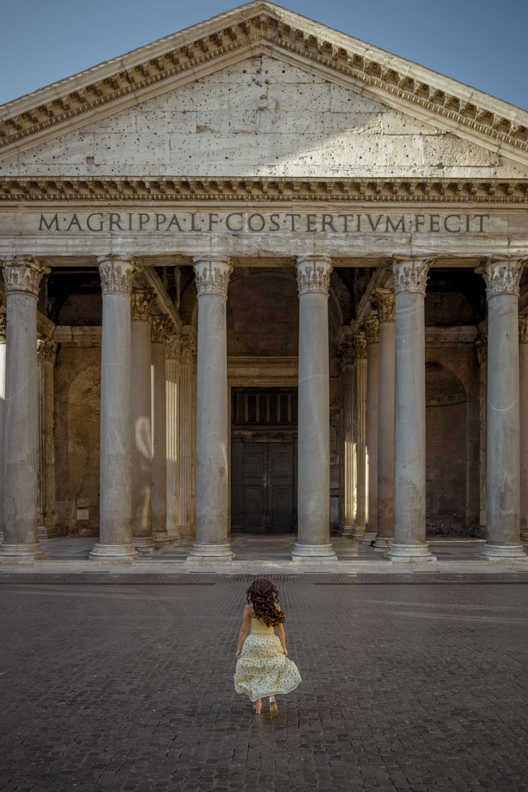 Woman walking toward pantheon facade Rome - solo photography in Rome by Finzi