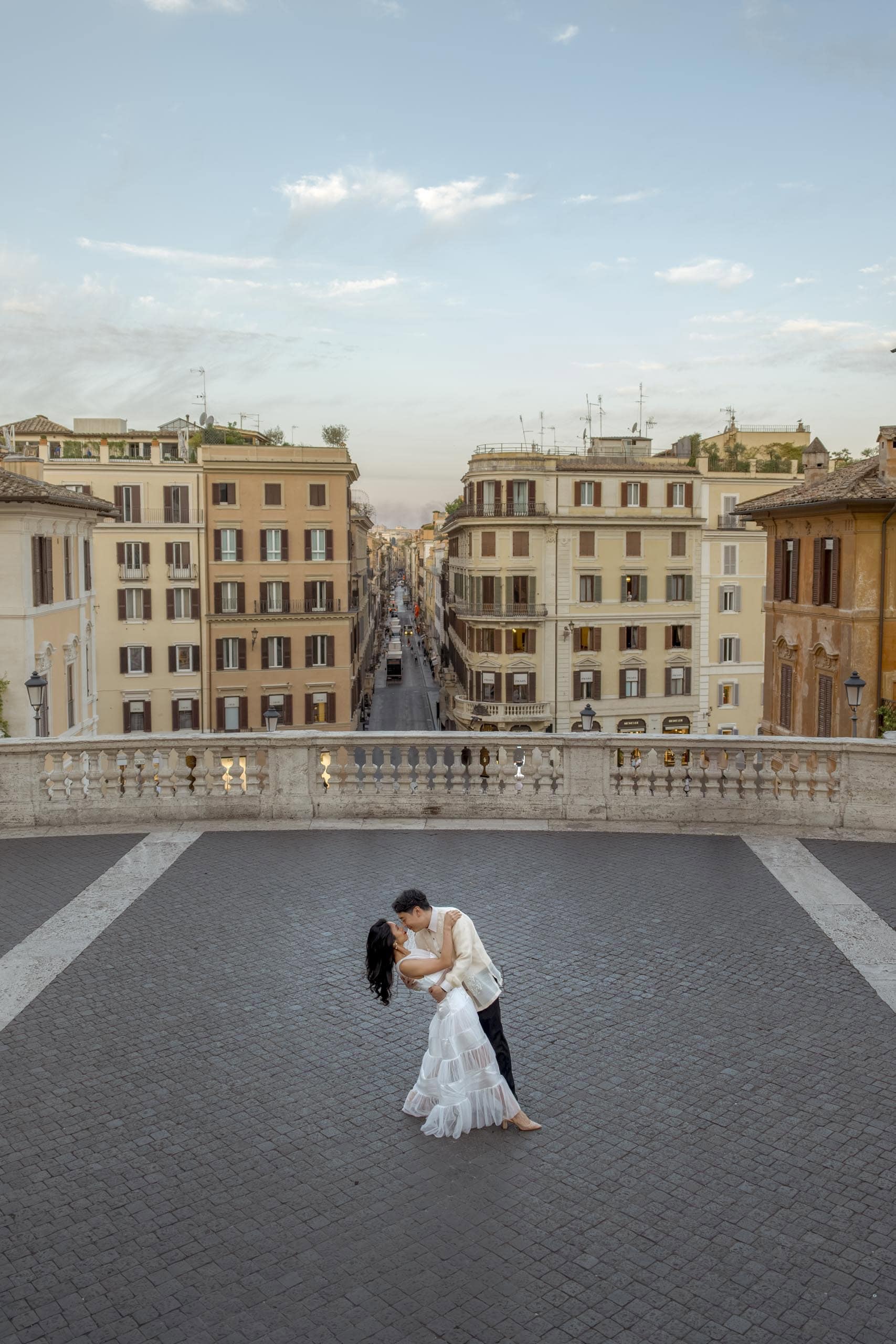Couple dip kiss terrace Rome - couples photography in Rome by Finzi