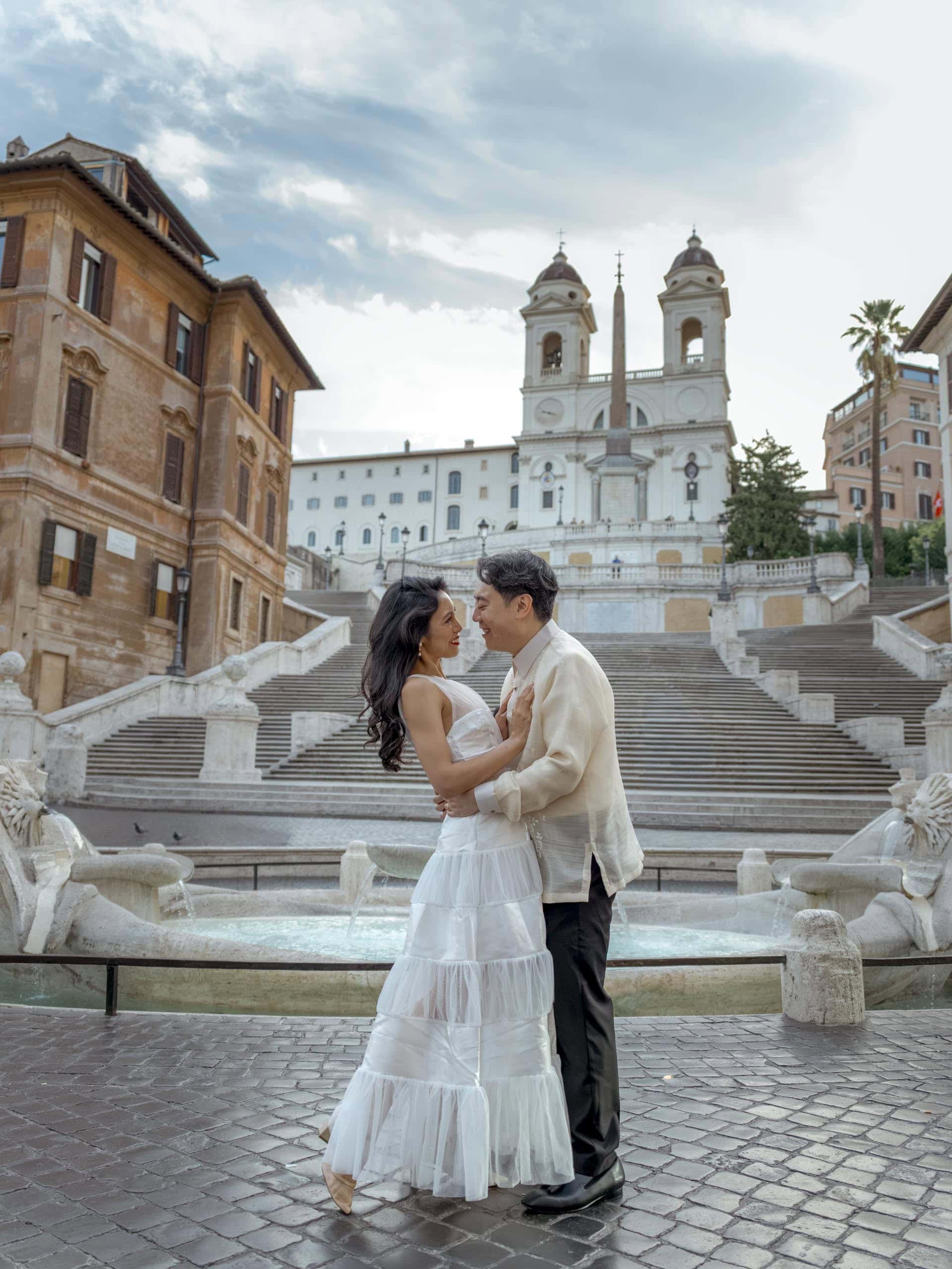 Spanish steps couple embrace fountain Rome - couples photography in Rome by Finzi